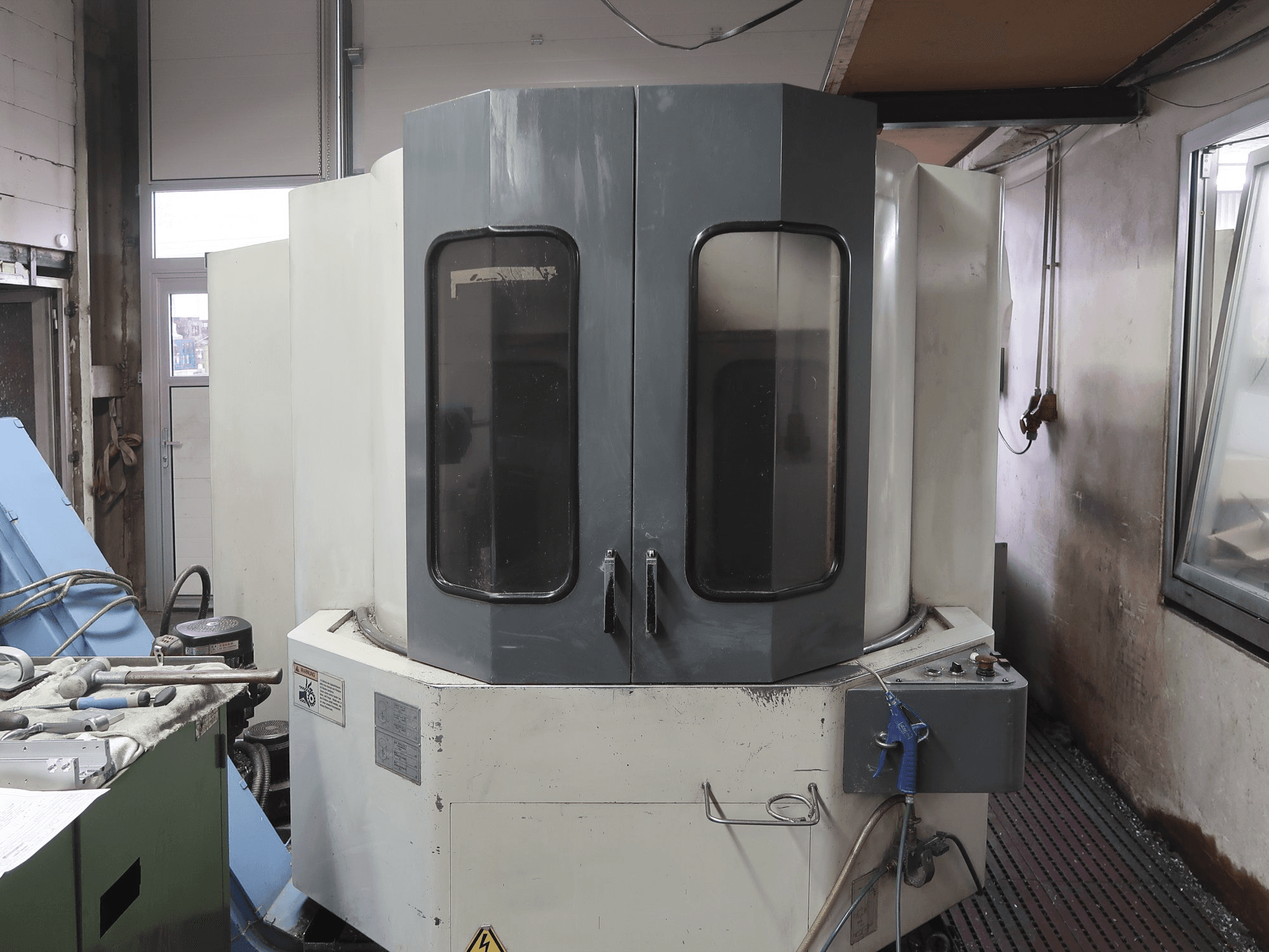 Prikaz 1 stroja Mazak HTC-400 sprijeda