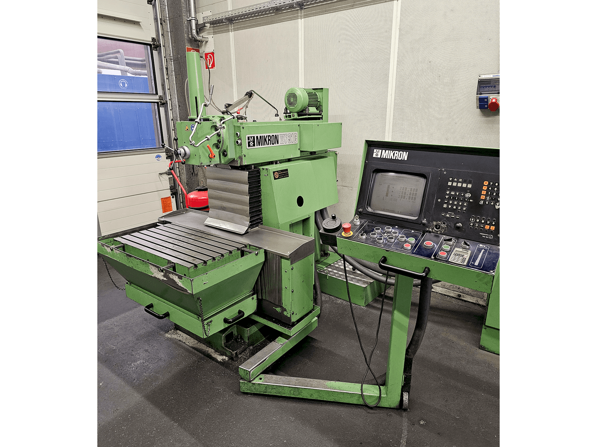 Prikaz stroja MIKRON WF-31C sprijeda