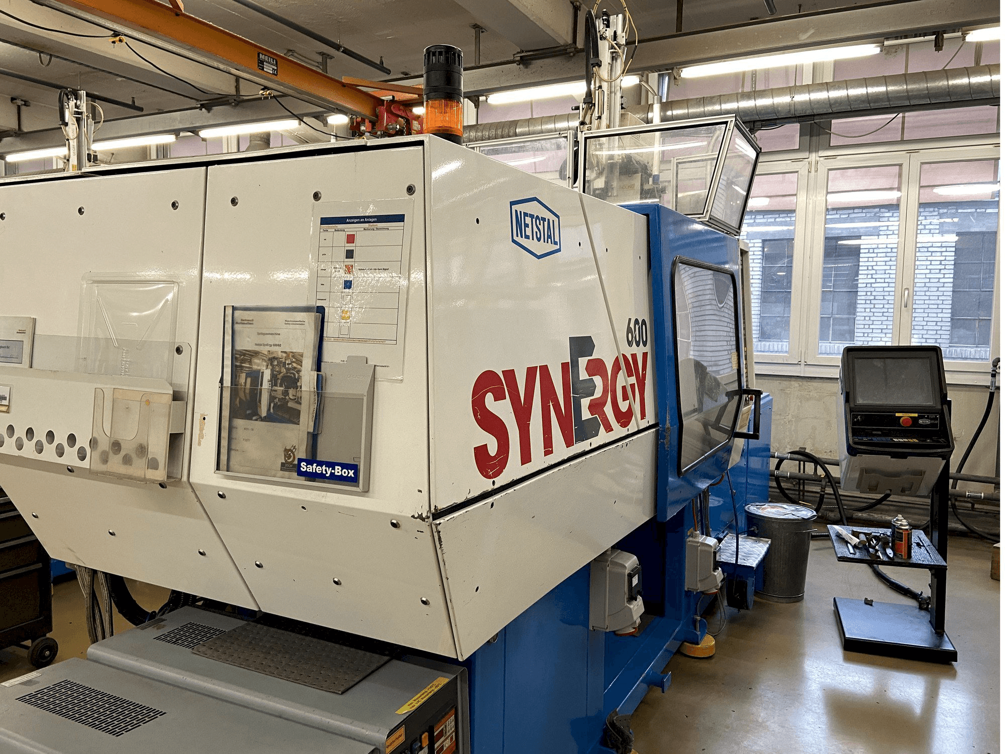 Prikaz stroja Netstal Synergy 600-60 sprijeda