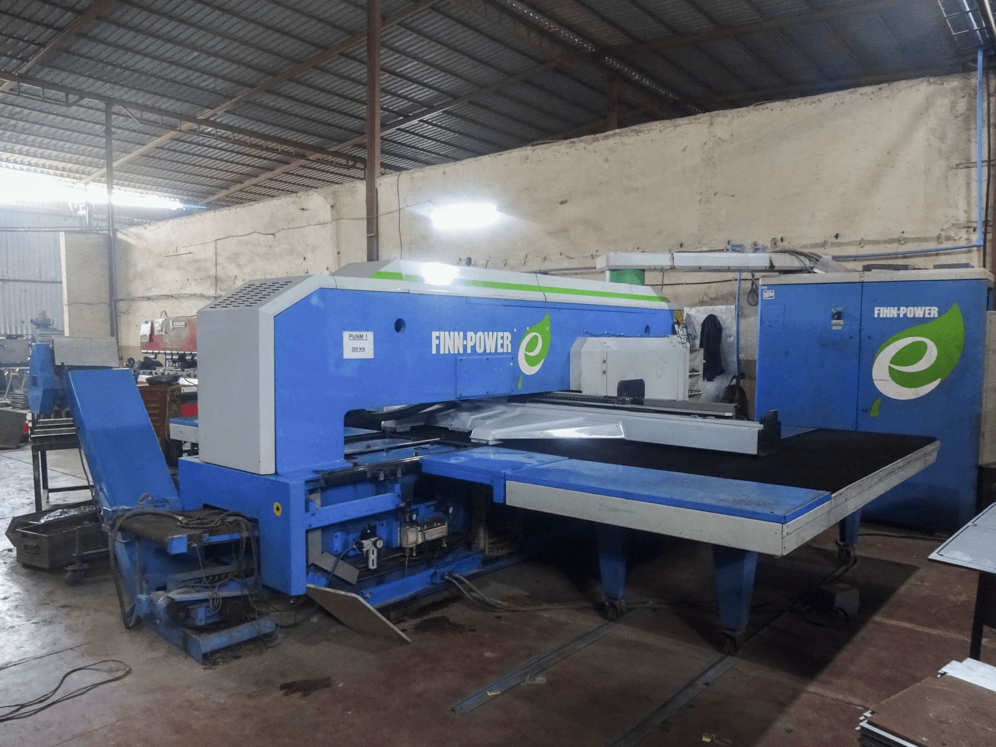 Prikaz stroja Finn-Power E5 SBU slijeva