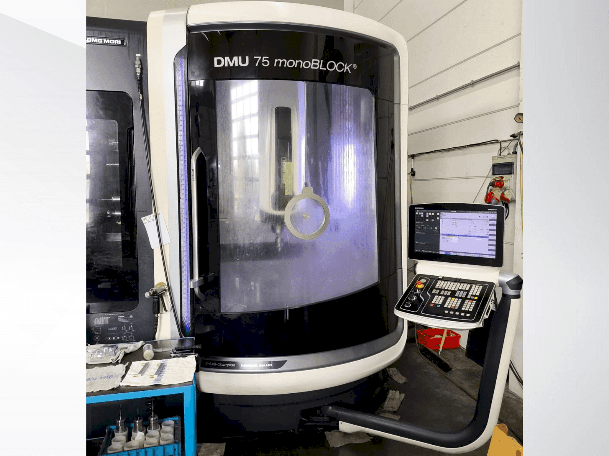 Prikaz stroja DMG MORI DMU 75 monoBlock sprijeda