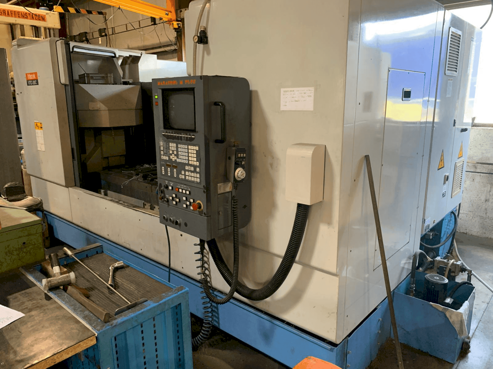 Prikaz stroja Mazak VTC 30C sprijeda