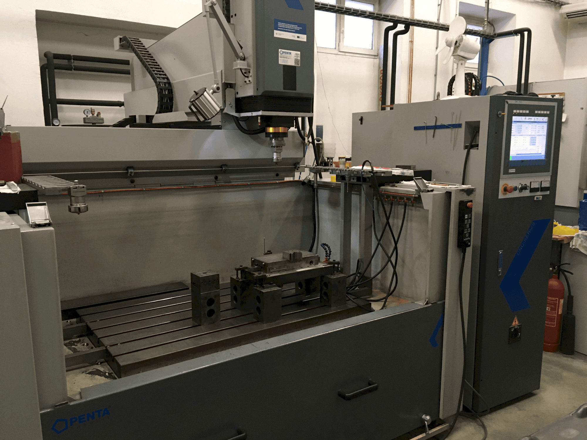 Prikaz stroja PENTA 1060 CNC sprijeda