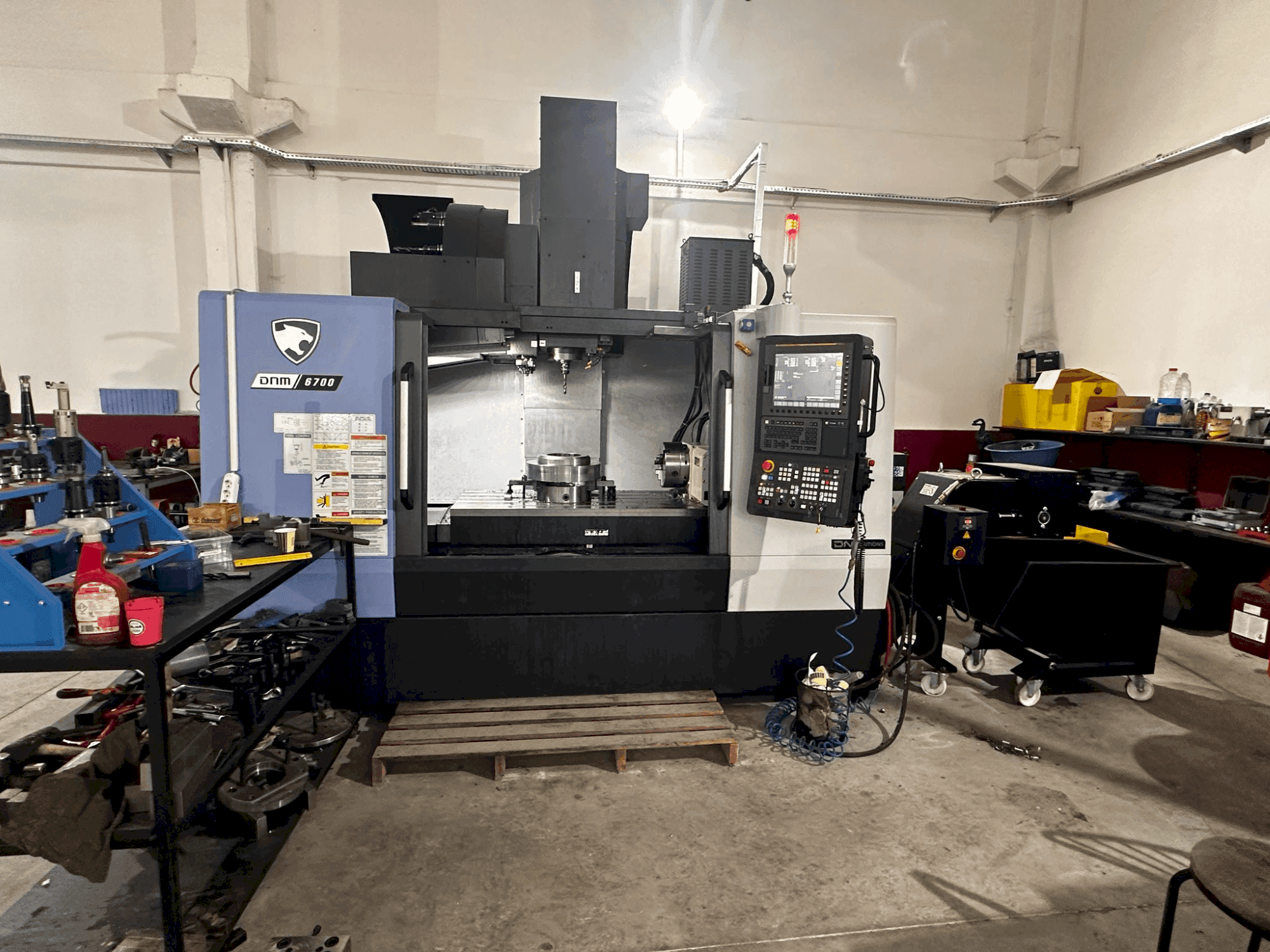 Prikaz stroja DN SOLUTIONS Puma DNM 6700 sprijeda