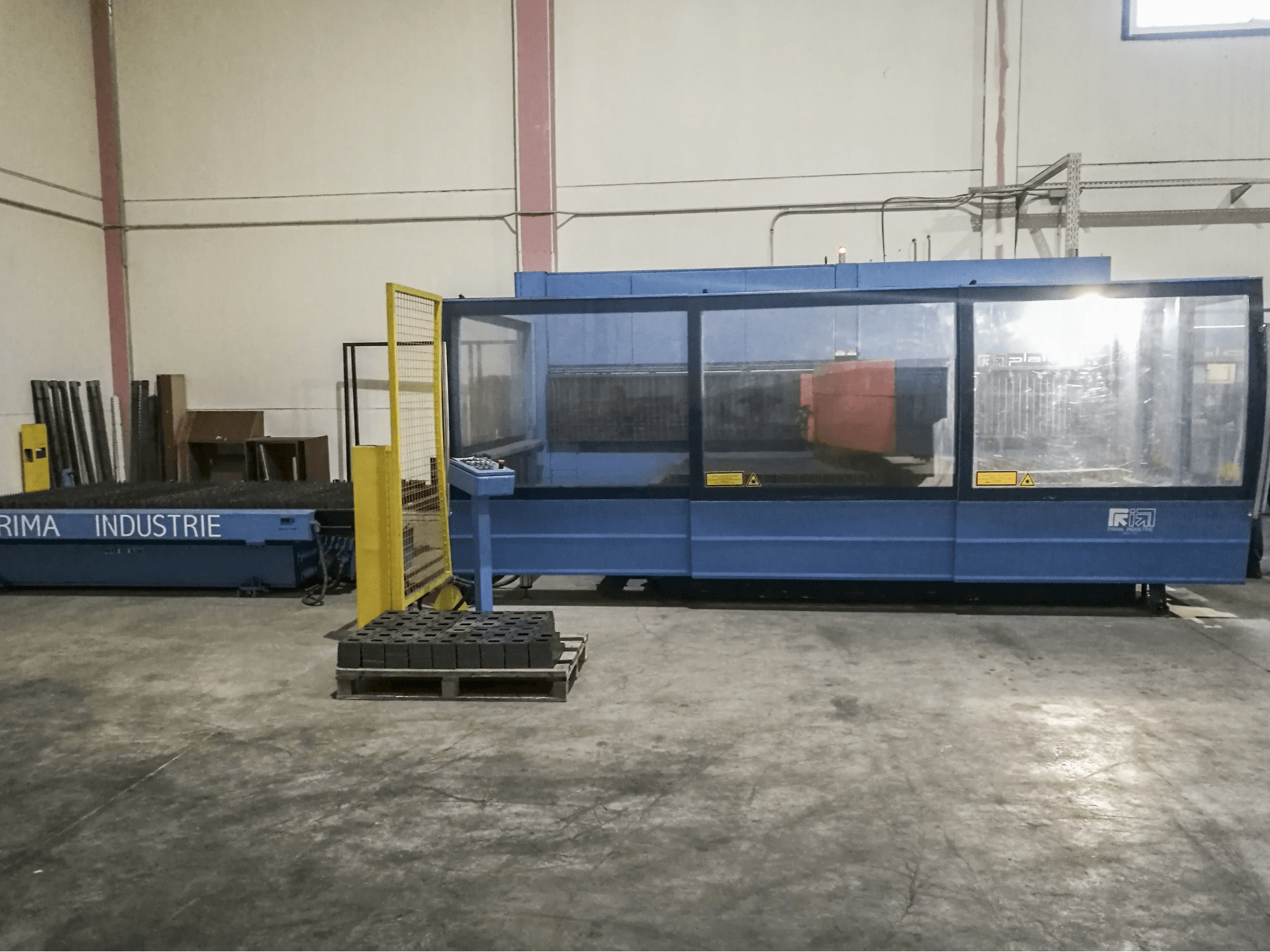 Prikaz desne strane stroja Prima Power Platino 1530