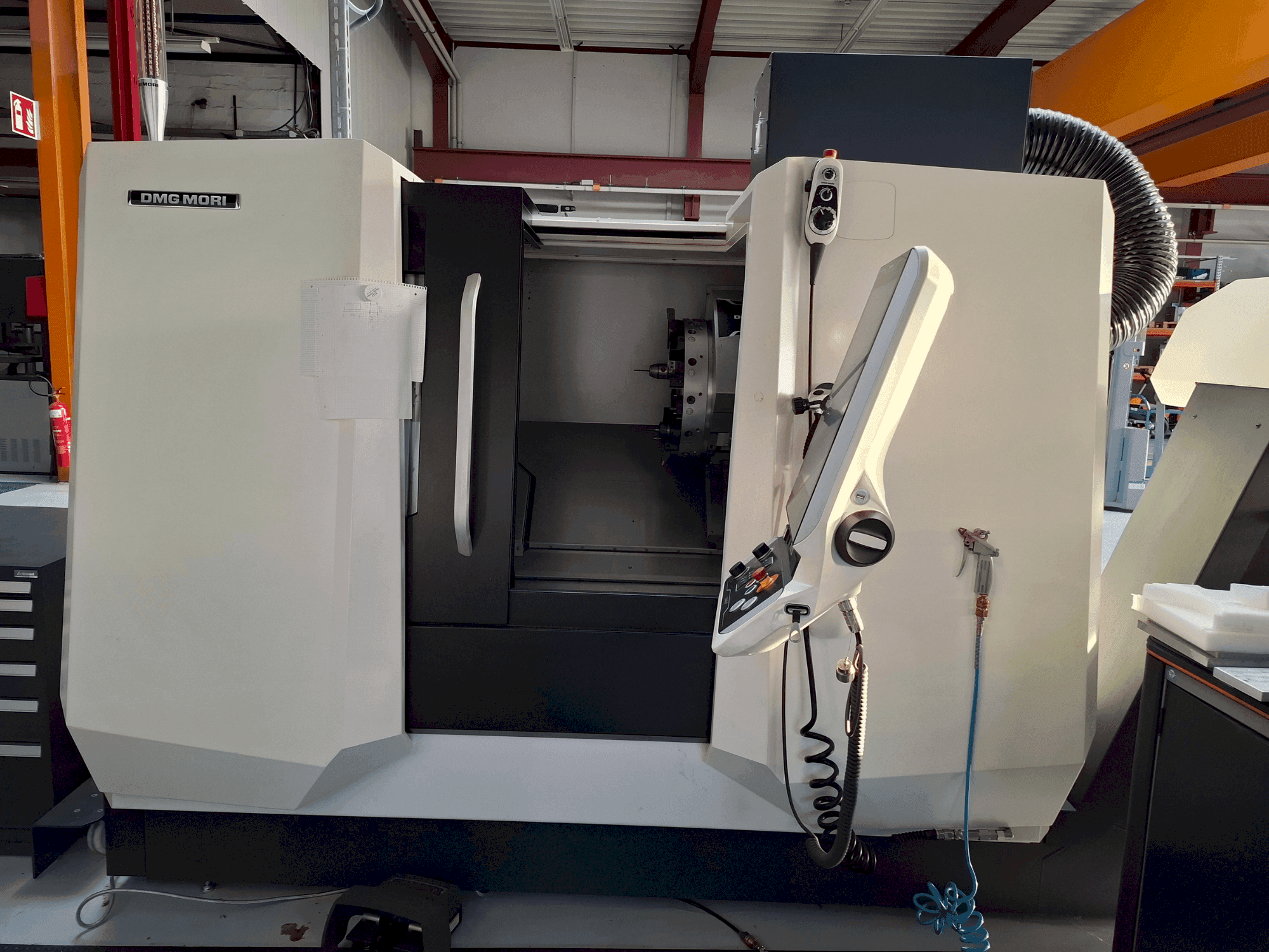 Prikaz stroja DMG MORI CLX 350 V3 sprijeda