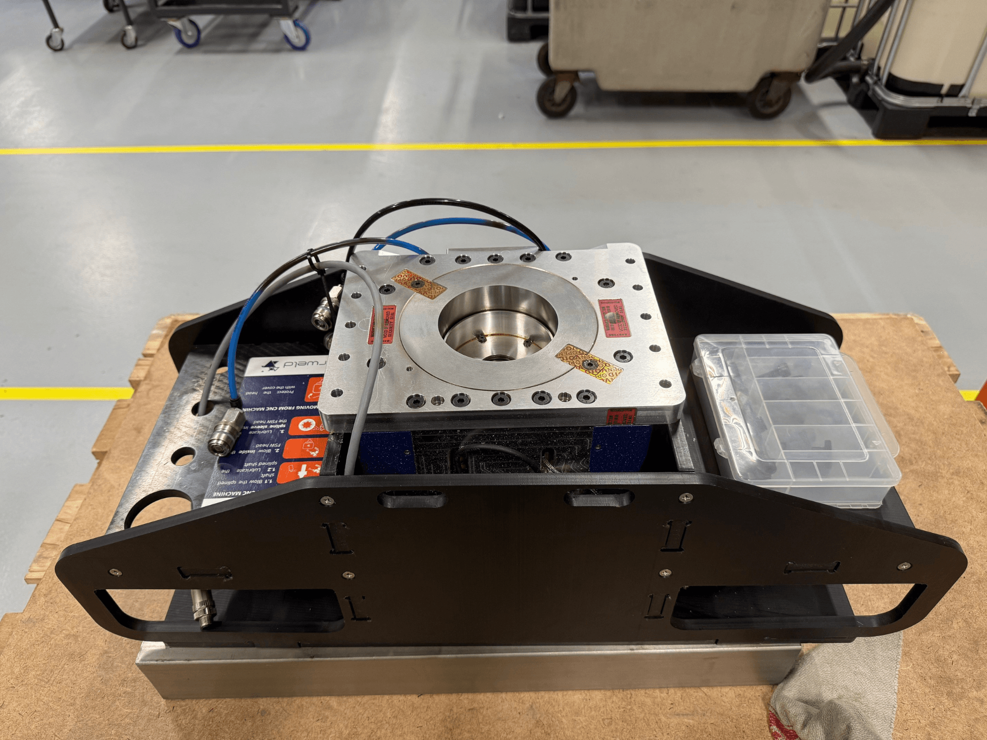 Strojno obrađena metalna komponenta s plavim kabelima, kutijom za pribor i ravnom bazom, prikazana odozgo, idealna za mehaničke primjene.