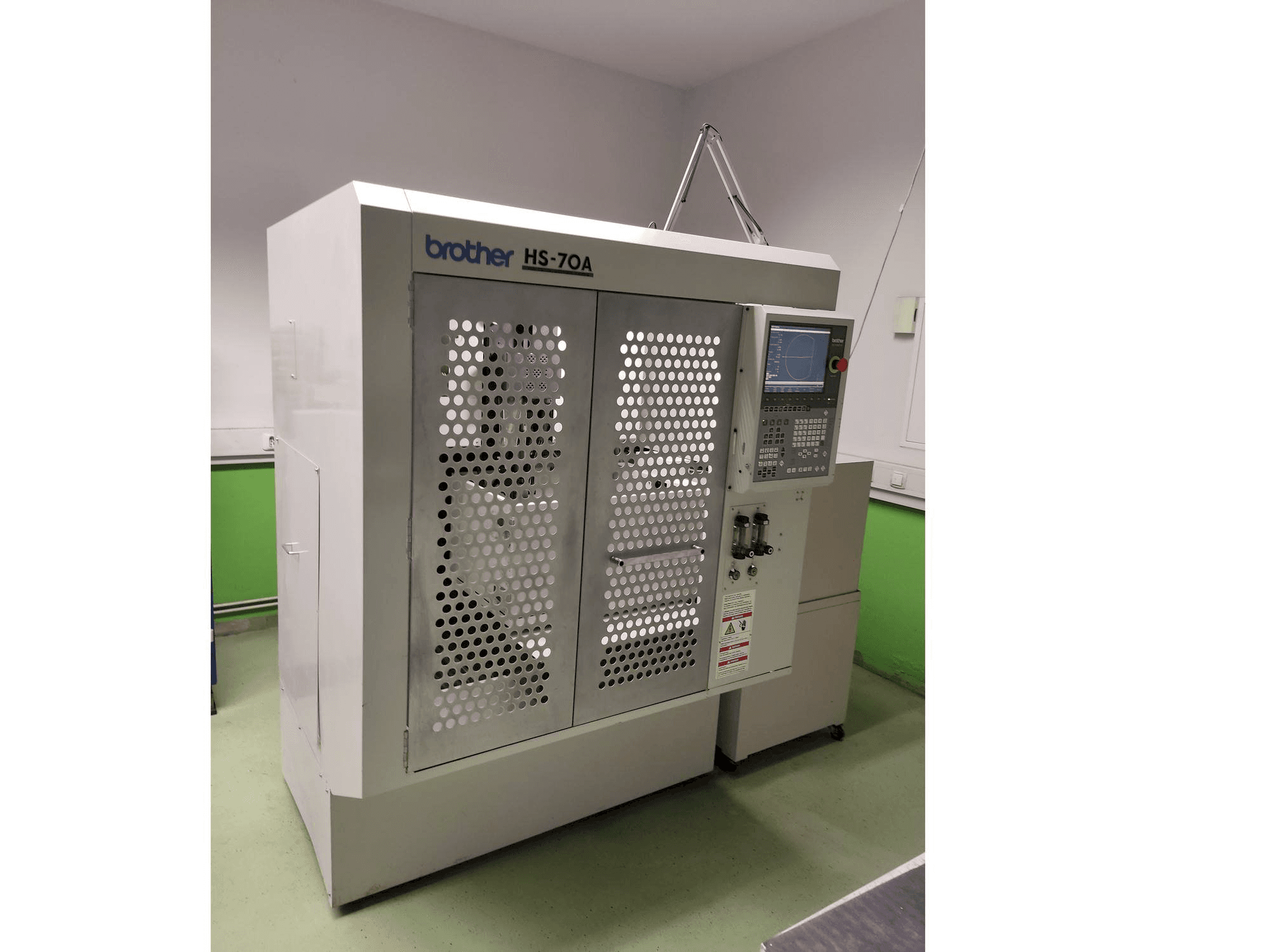 Prikaz stroja Brother HS-70A sprijeda