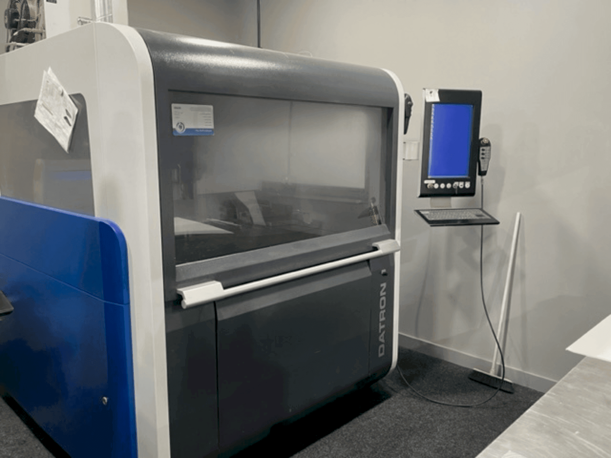 Prikaz stroja Datron M8 Cube sprijeda