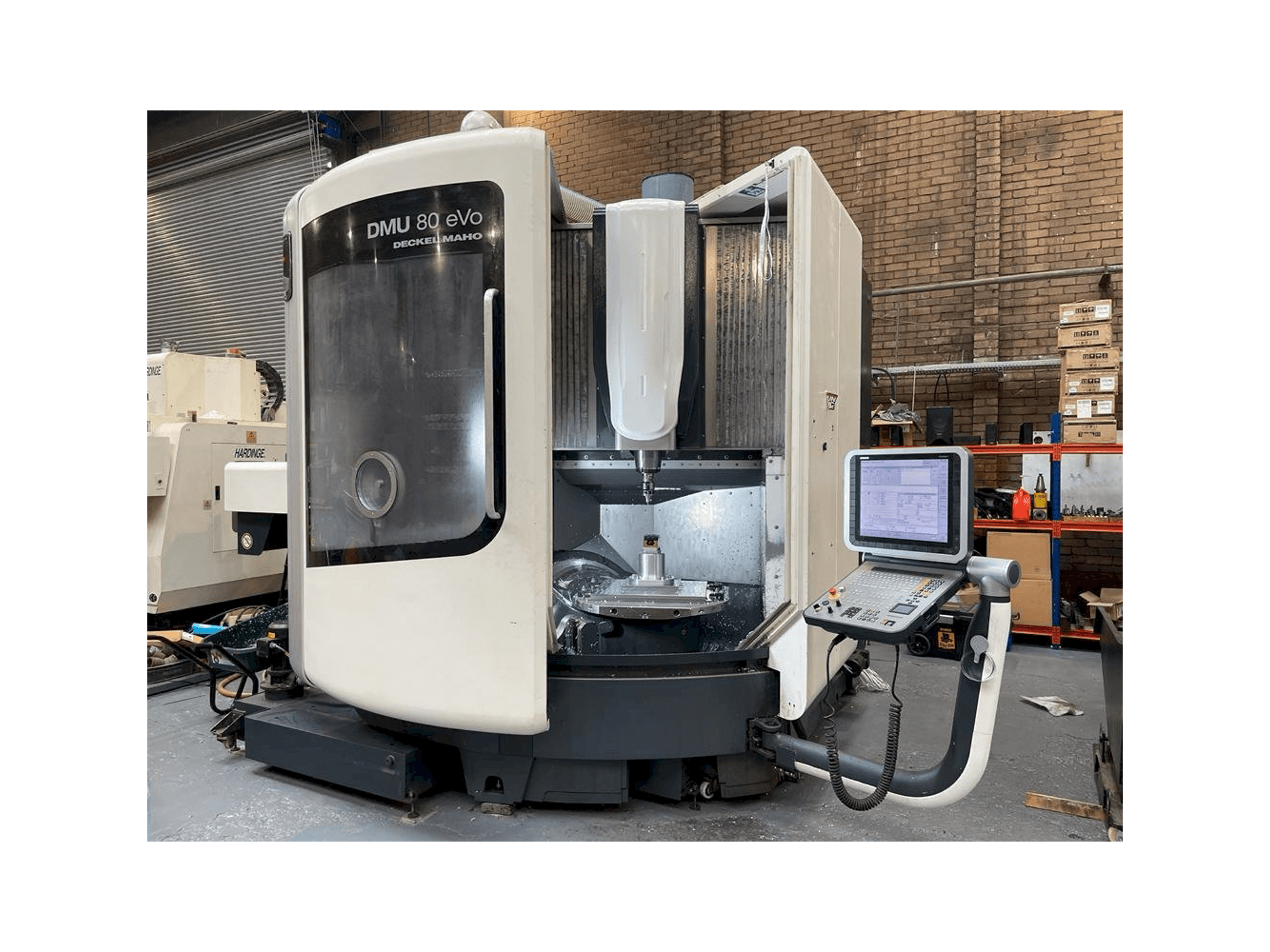 Prikaz stroja DMG DMU 80 eVo Linear sprijeda