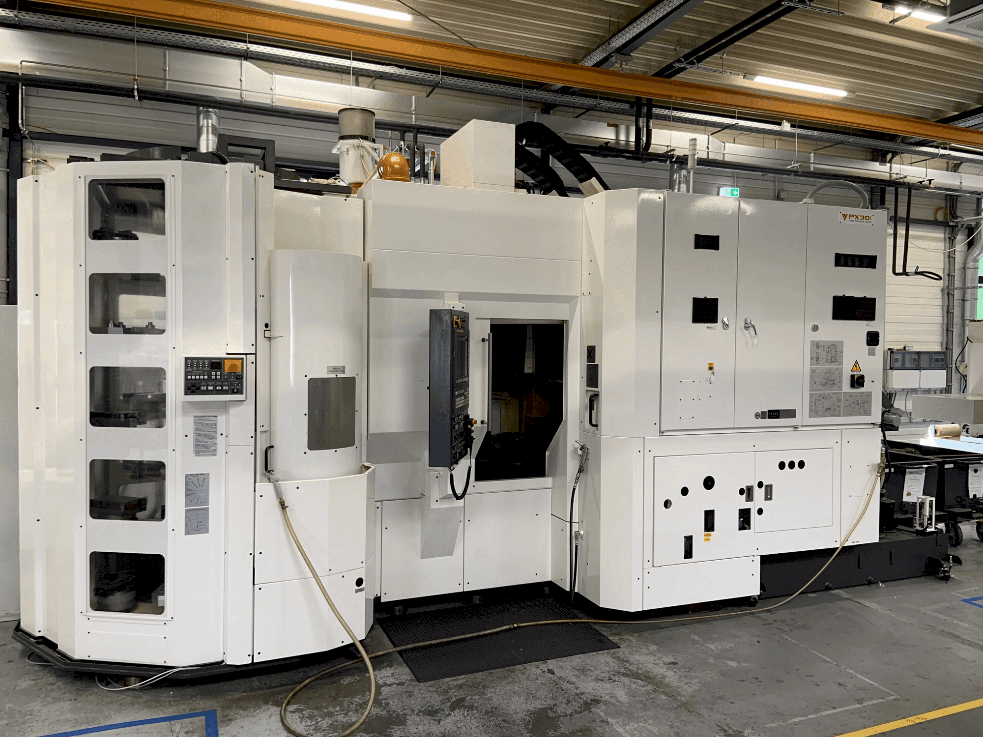 Prikaz stroja YASDA Px30i sprijeda