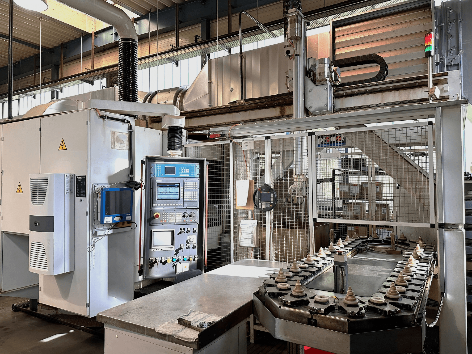 Industrijski strojevi s upravljačkom pločom, rashladnom jedinicom i transporterom. Prednji pogled, s jakim svjetlima i sigurnosnim znakovima.