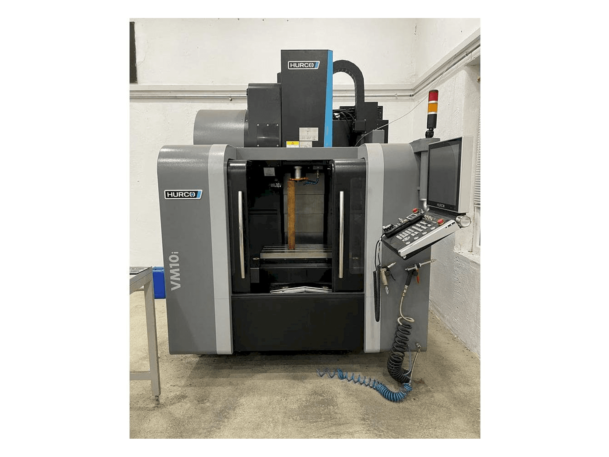 Prikaz stroja Hurco VM 10 i sprijeda