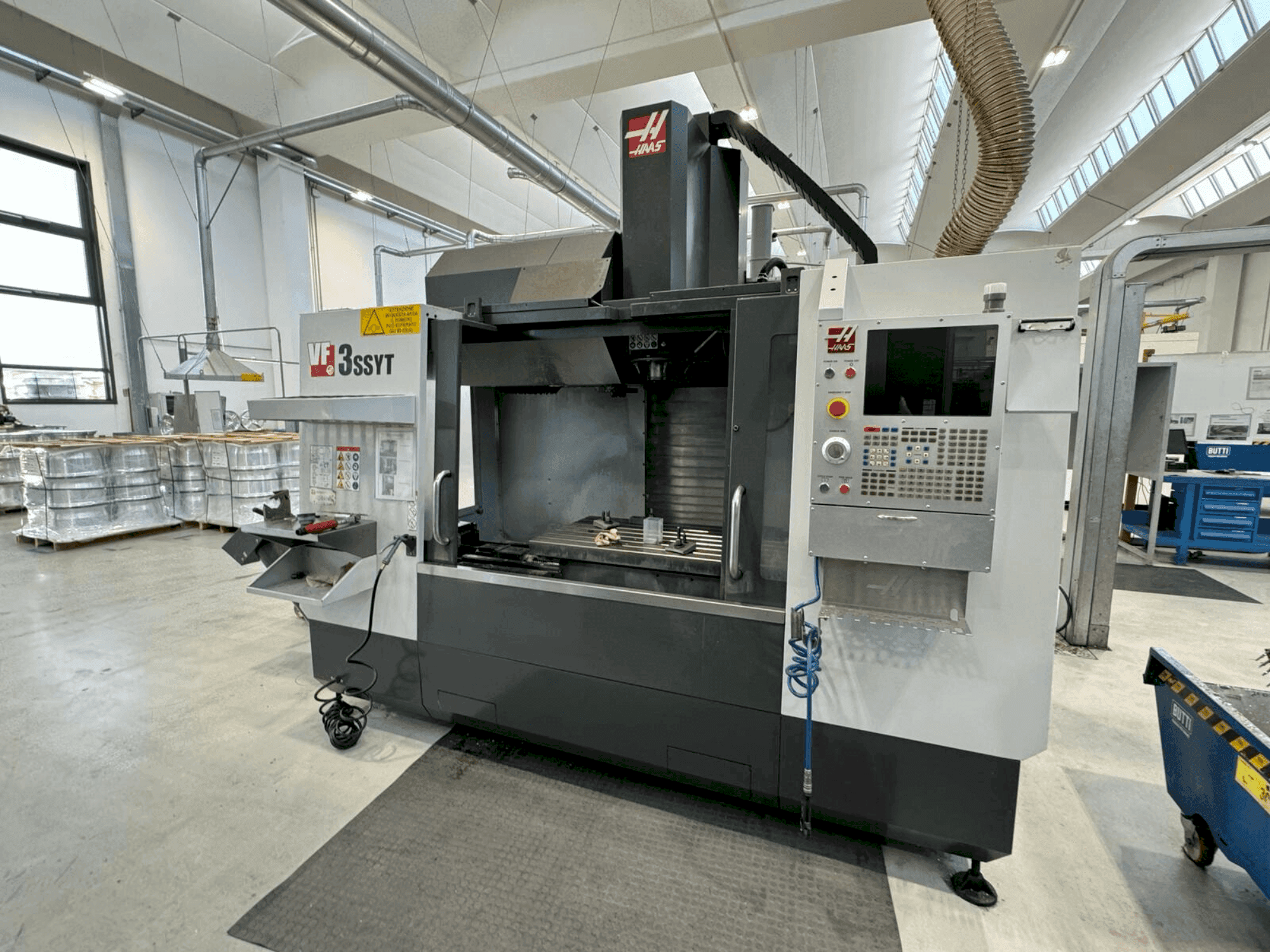 Prikaz stroja HAAS VF-3SSYT sprijeda