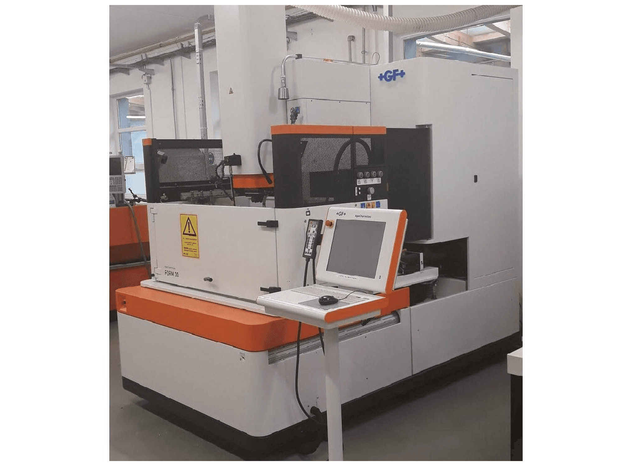 Prikaz stroja AgieCharmilles Form 30 sprijeda