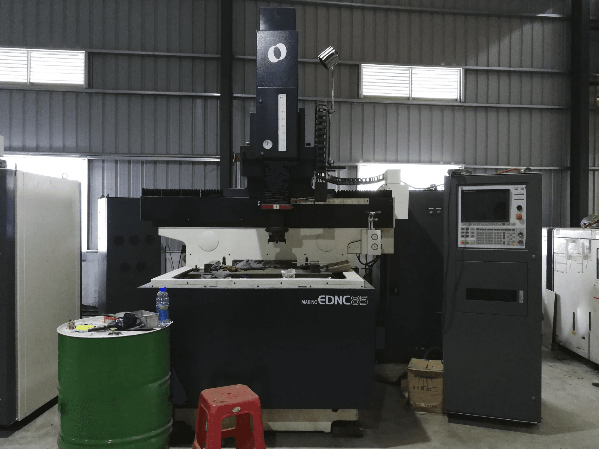 Prikaz stroja Makino EDNC85 sprijeda