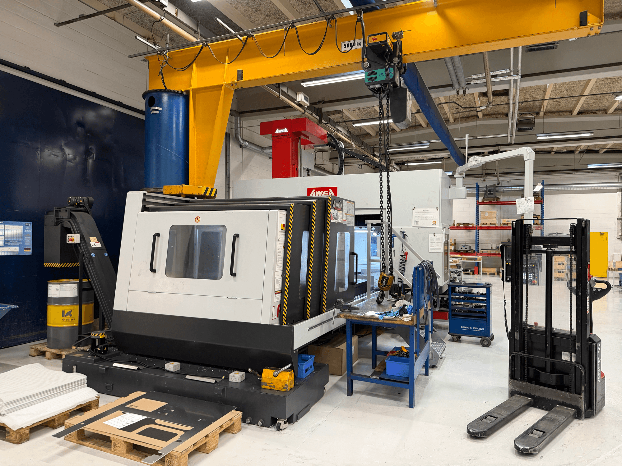 Portalna glodalica AWEA LP3016YF, prednji pogled, s alatima, plavim spremnikom i radnim prostorom u pozadini.