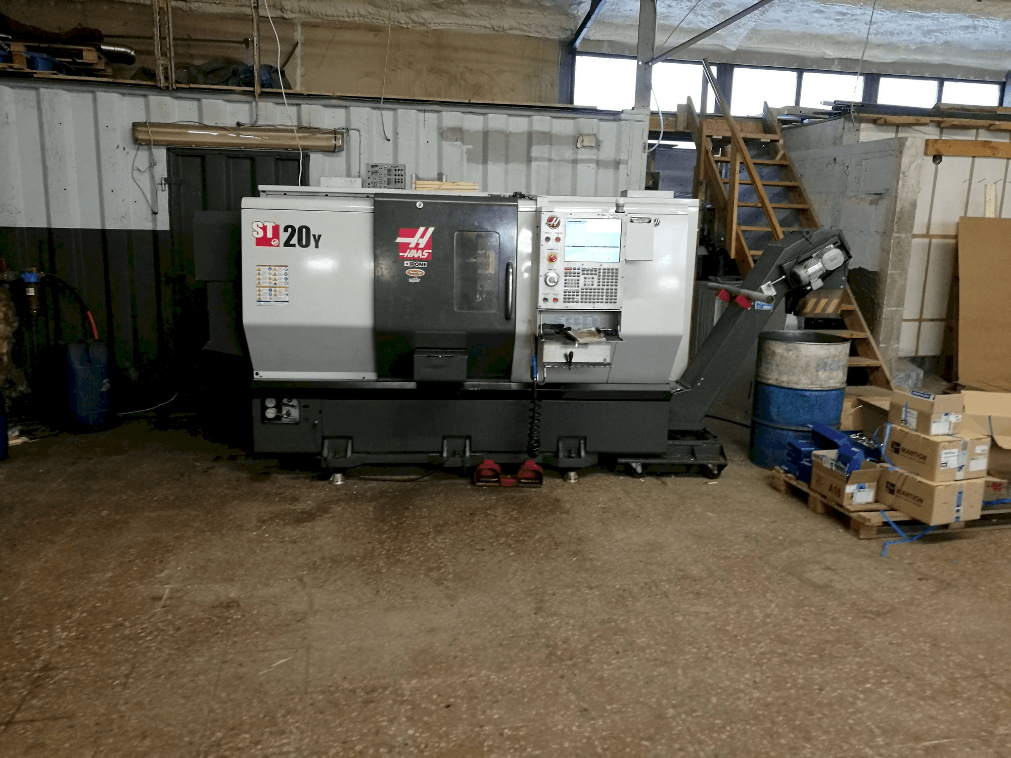 Prikaz stroja HAAS ST20Y sprijeda