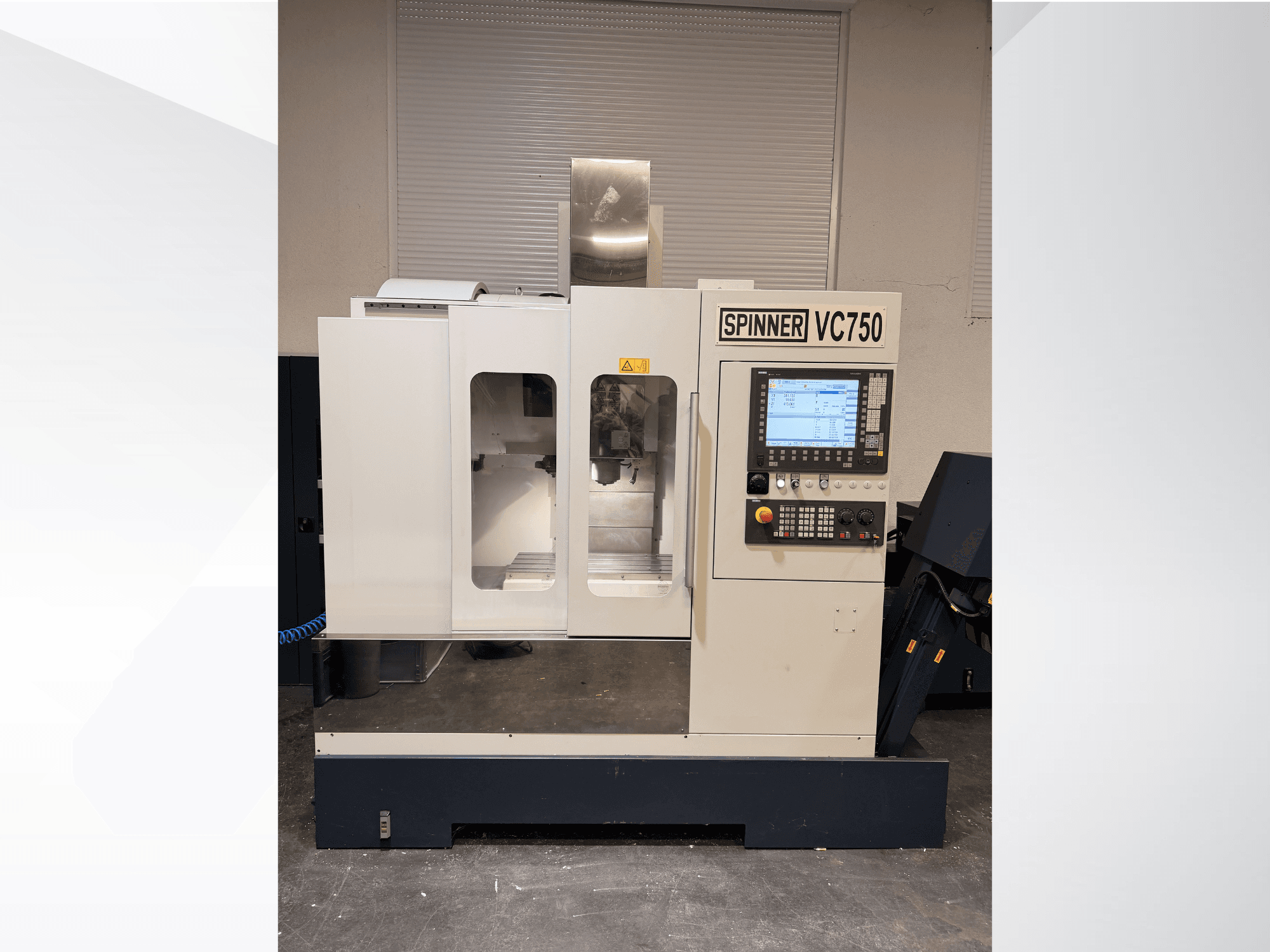 CNC stroj Spinner VC750 u prednjem pogledu, s upravljačkom pločom, područjem za obradu i sustavom hlađenja.