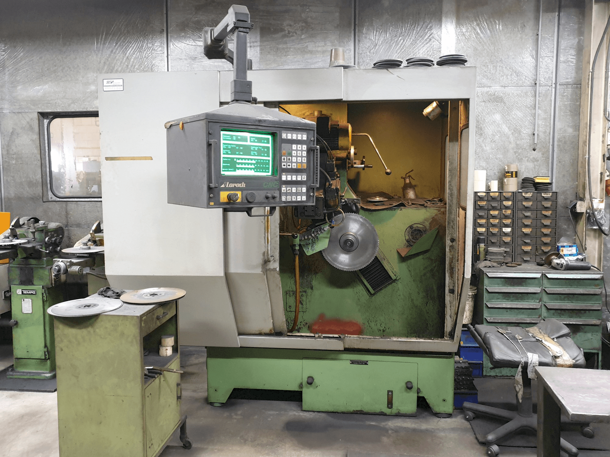 Prikaz stroja Loroch K/CNC 910 sprijeda