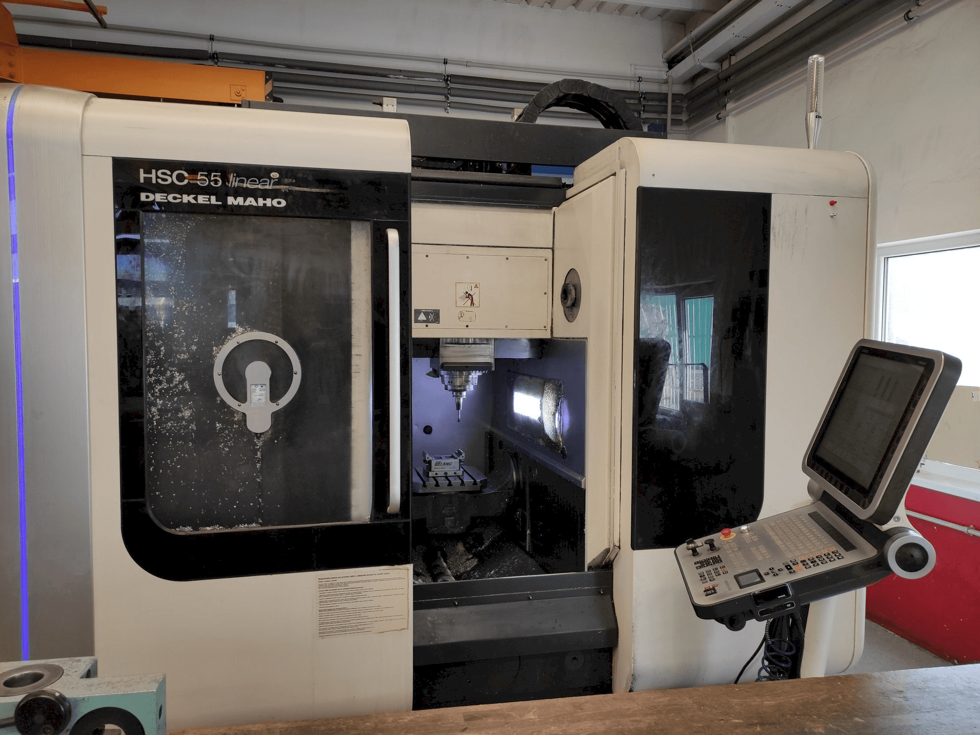 Prikaz stroja DMG Deckel Maho HSC 55 linear sprijeda