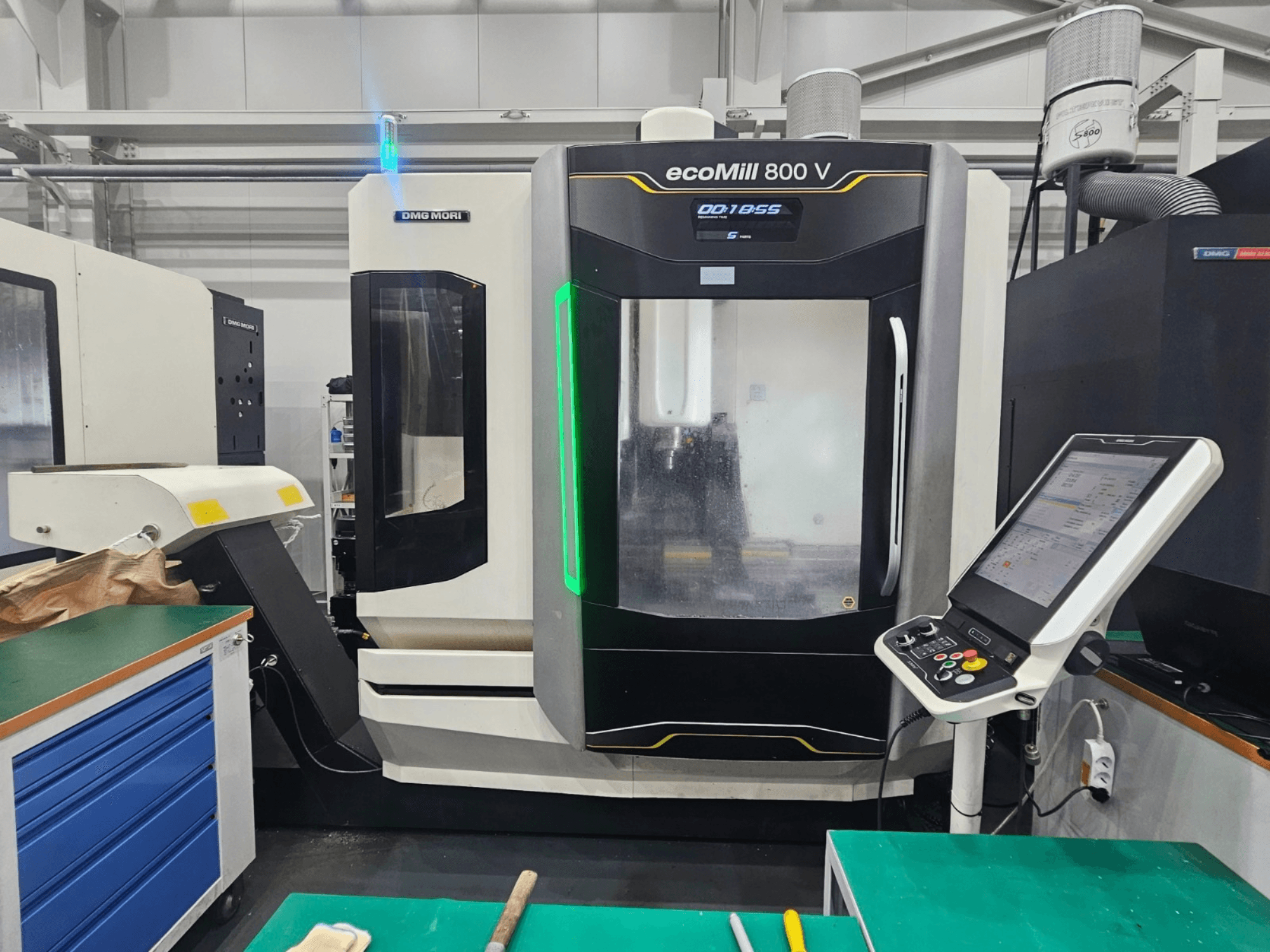 Vertikalni obradni centar DMG MORI ecoMill 800 V, prednji pogled s vidljivim upravljačkom pločom i detaljima stroja.