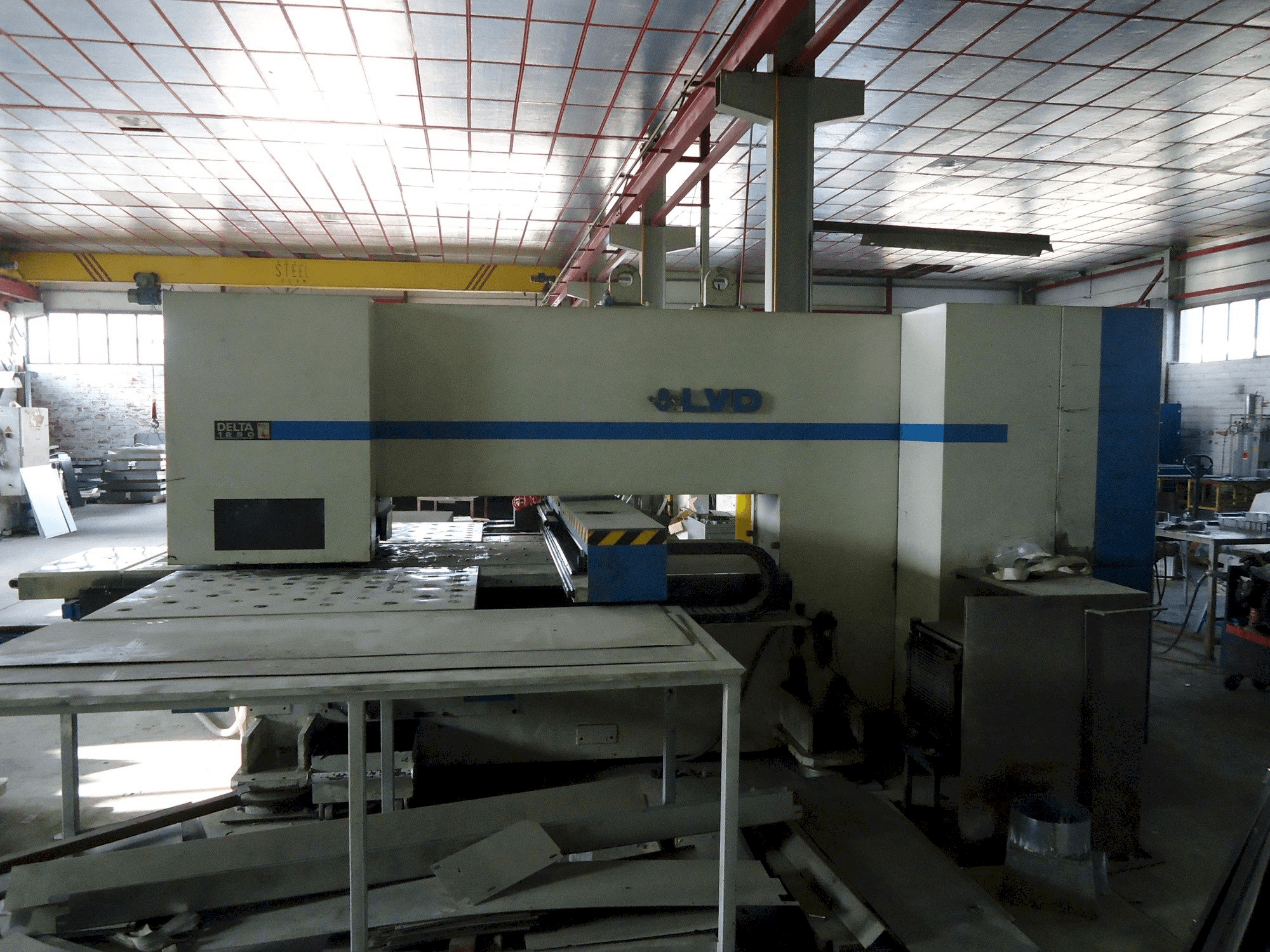 Prikaz stroja LVD delta 1250 sprijeda