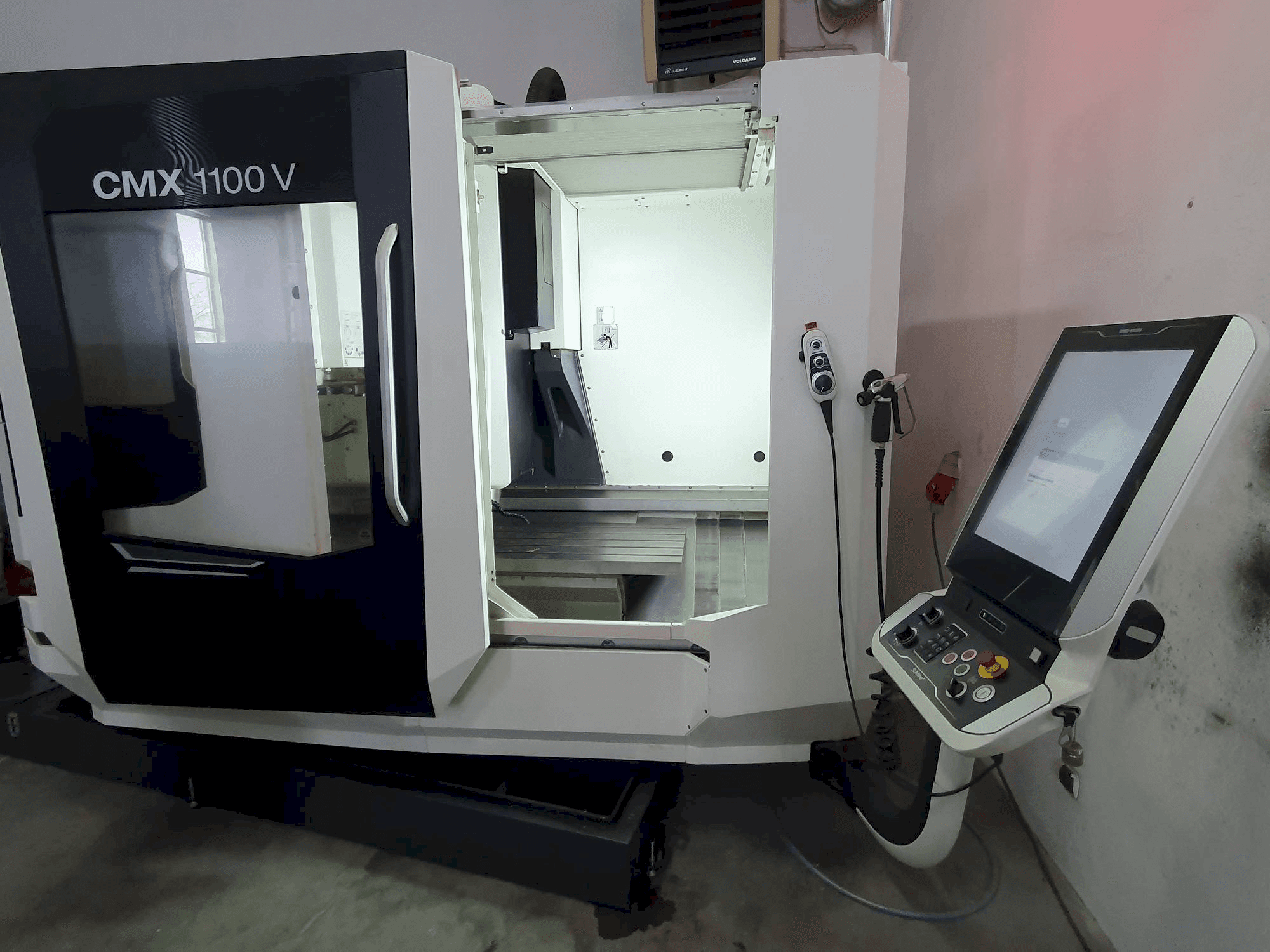 Prikaz stroja DMG MORI CMX 1100 V sprijeda