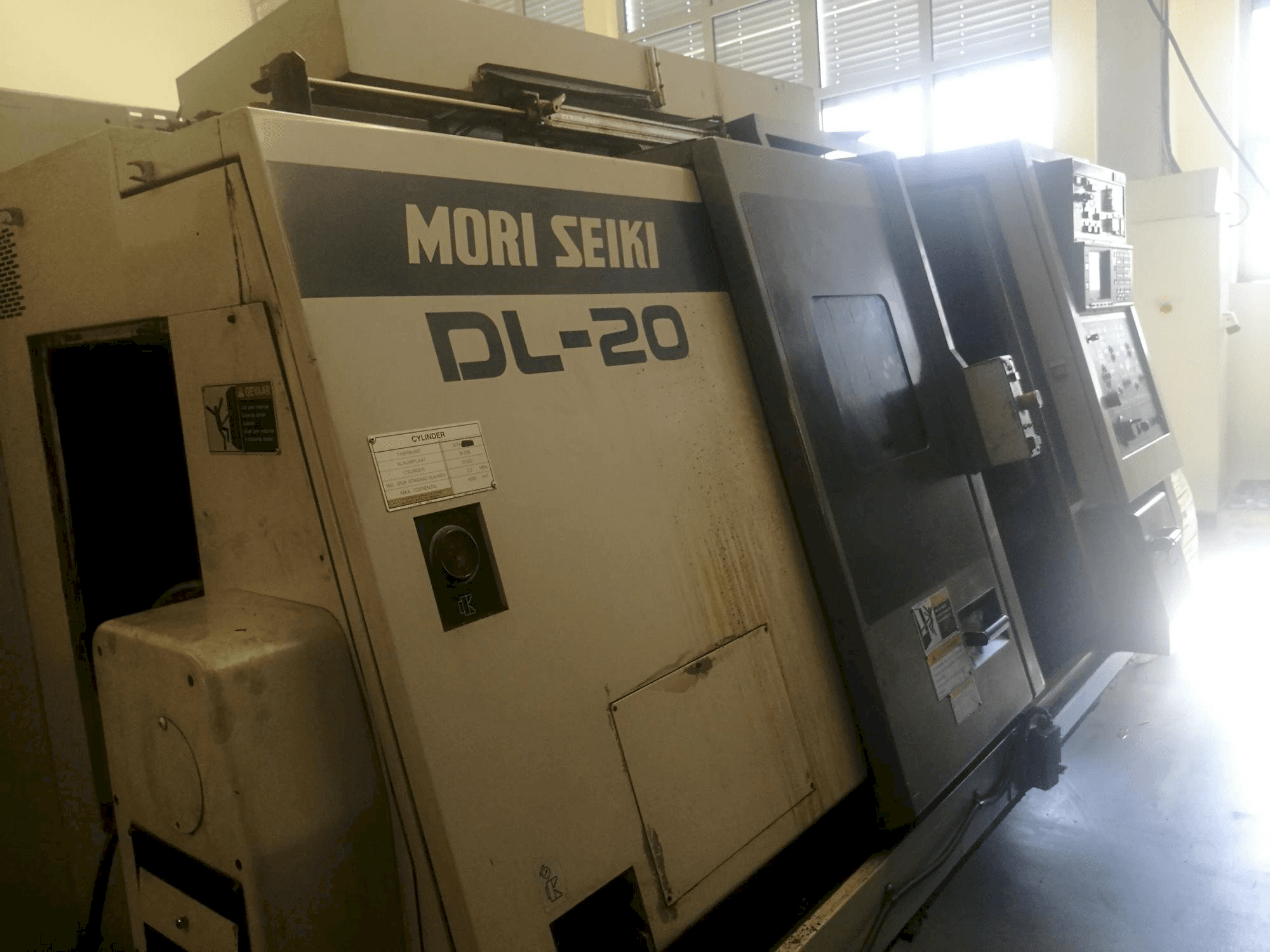 Prikaz lijeve strane stroja MORI SEIKI DL 20 MC