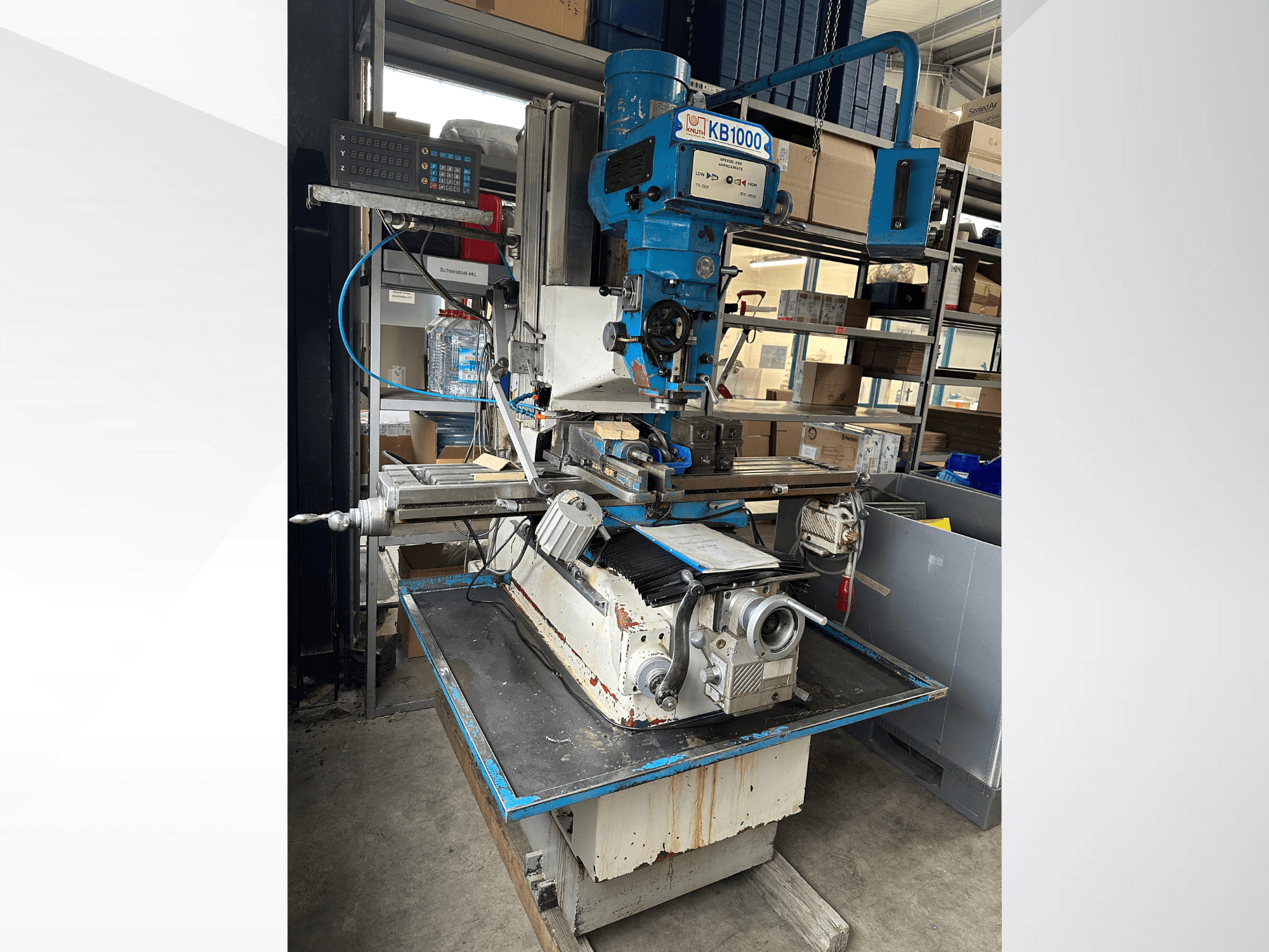 Vertikalna glodalica KB1000 s digitalnim zaslonom, bočni prikaz stola, vretena i držača alata.