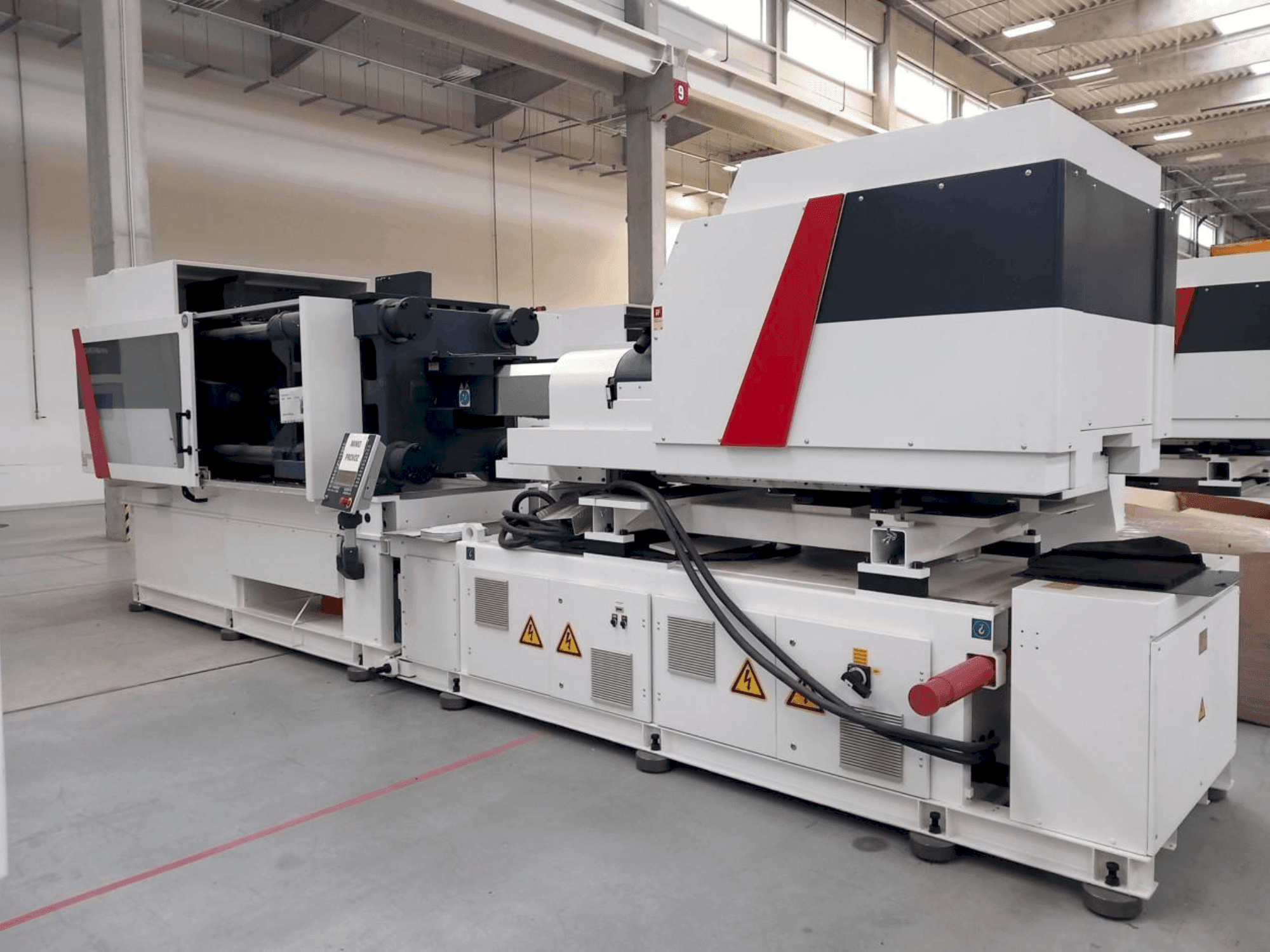 Prikaz stroja Milacron Elektron Evo 350 sprijeda