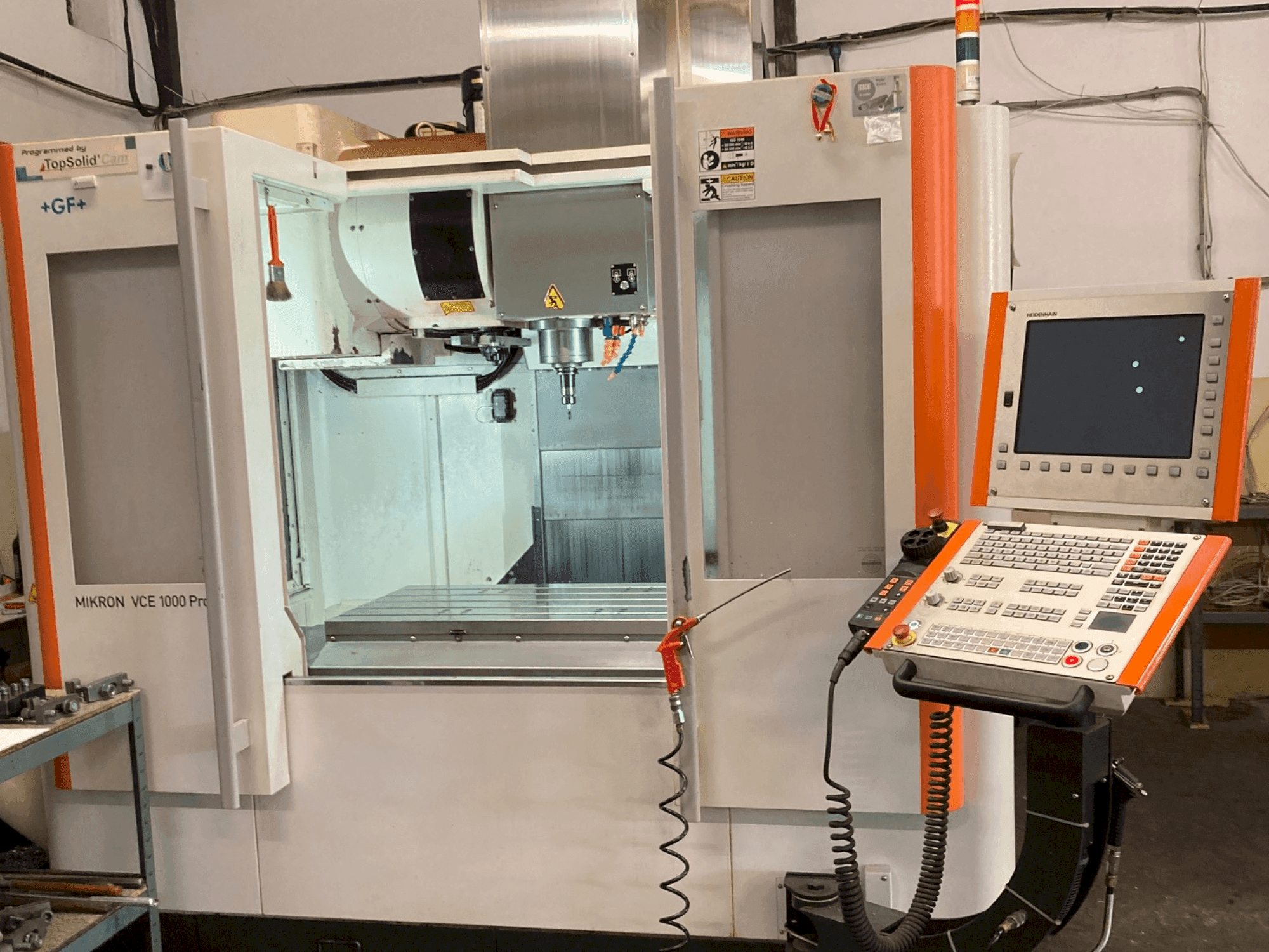 Prikaz stroja +GF+ Mikron VCE 1000 Pro sprijeda