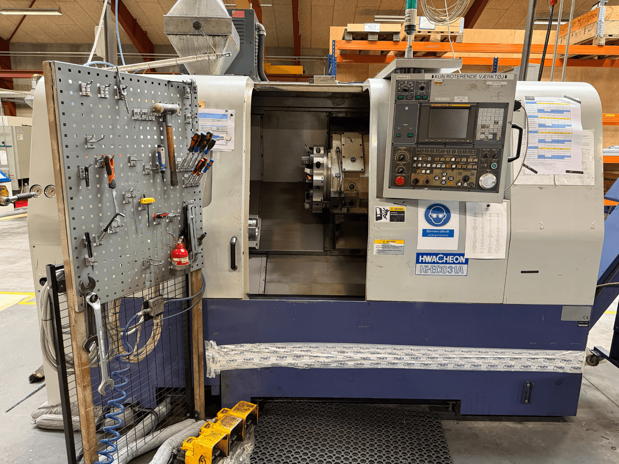 HWACHEON HiEco-31A horizontalni tokarski stroj s upravljačkom pločom, alatima sa strane i jasnom vidljivošću unutrašnjosti stroja.