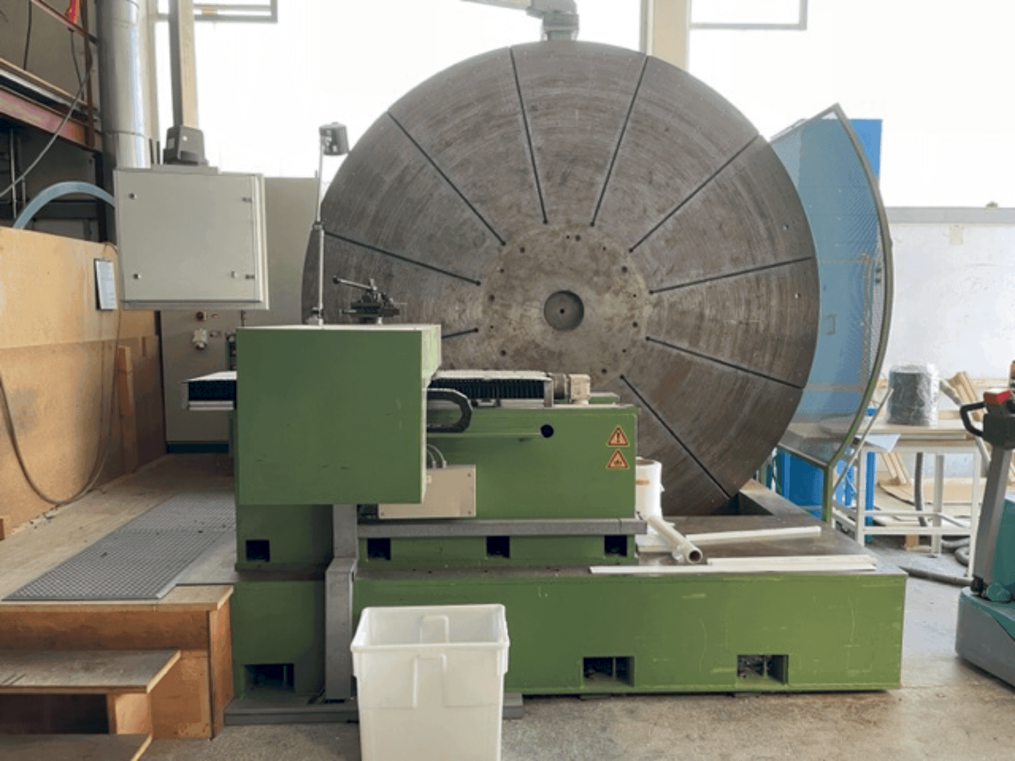 Prikaz stroja IRLE Facing Lathe sprijeda