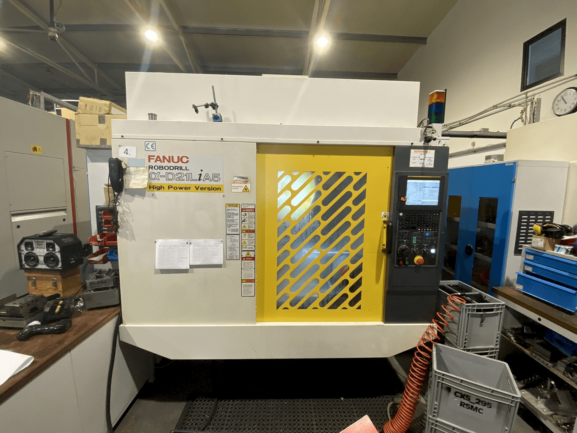Prikaz stroja FANUC Robodrill Alpha D21LiB5 sprijeda