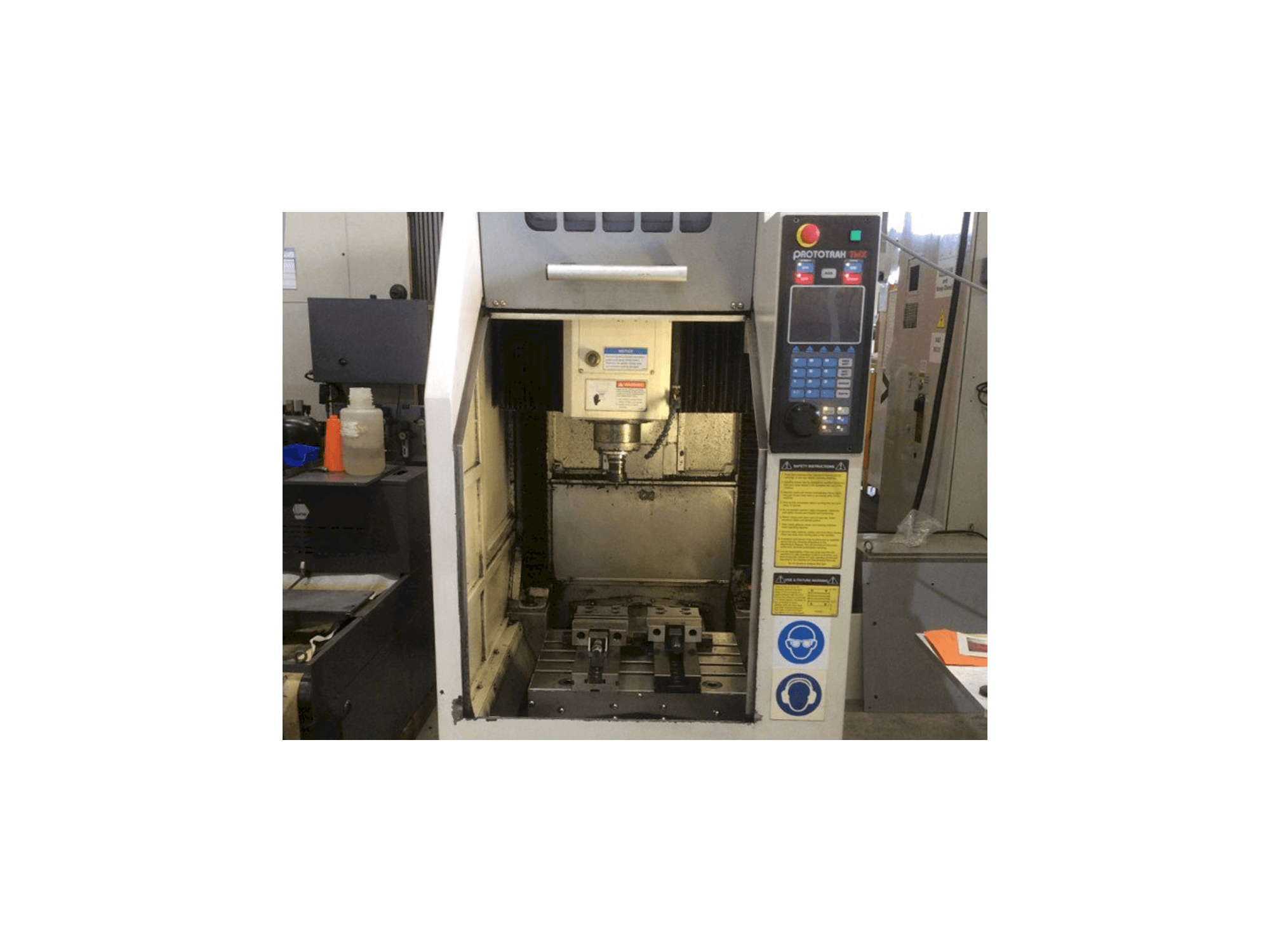 Prikaz stroja XYZ 2-OP sprijeda