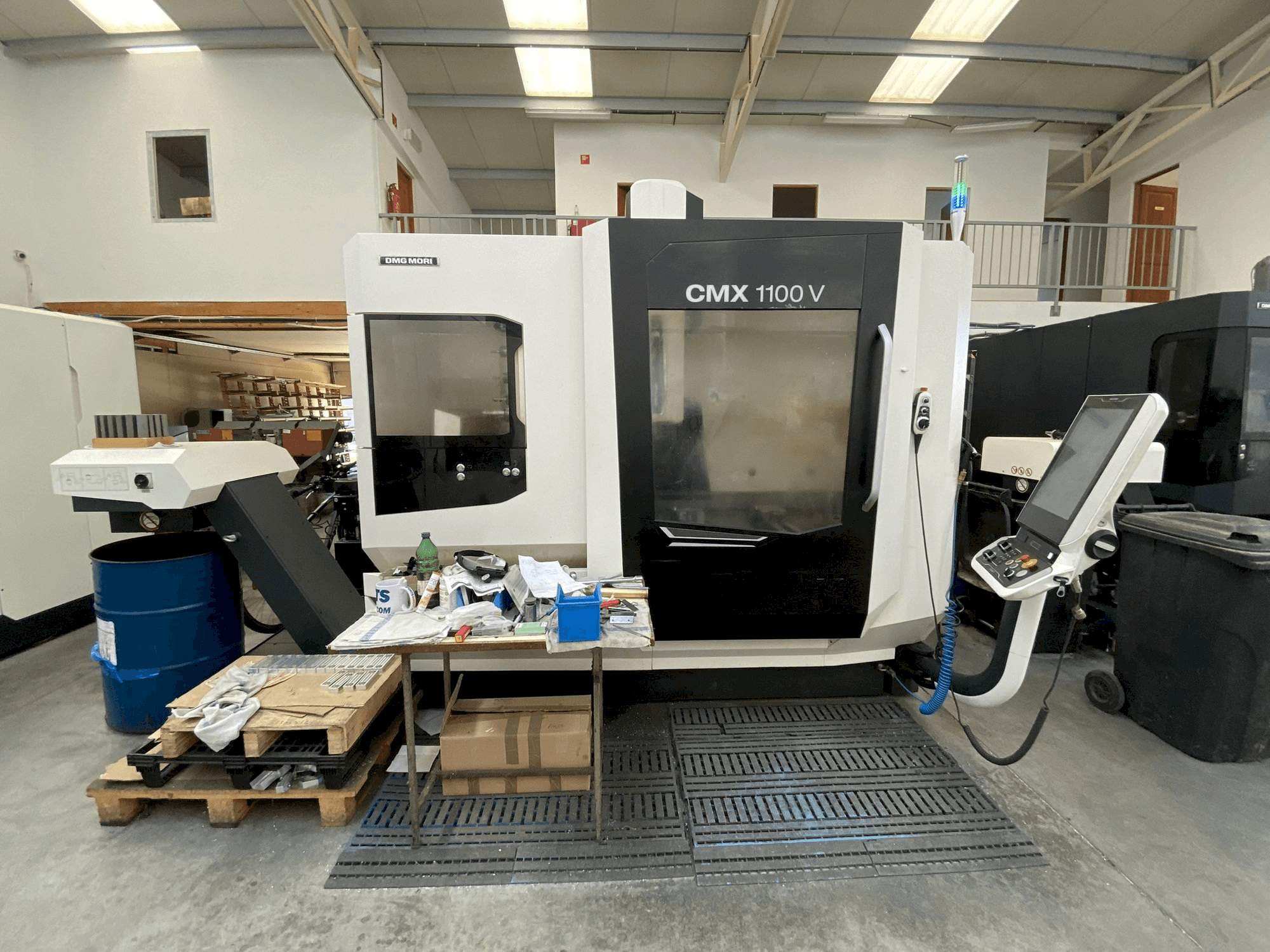Prikaz stroja DMG MORI CMX 1100 sprijeda