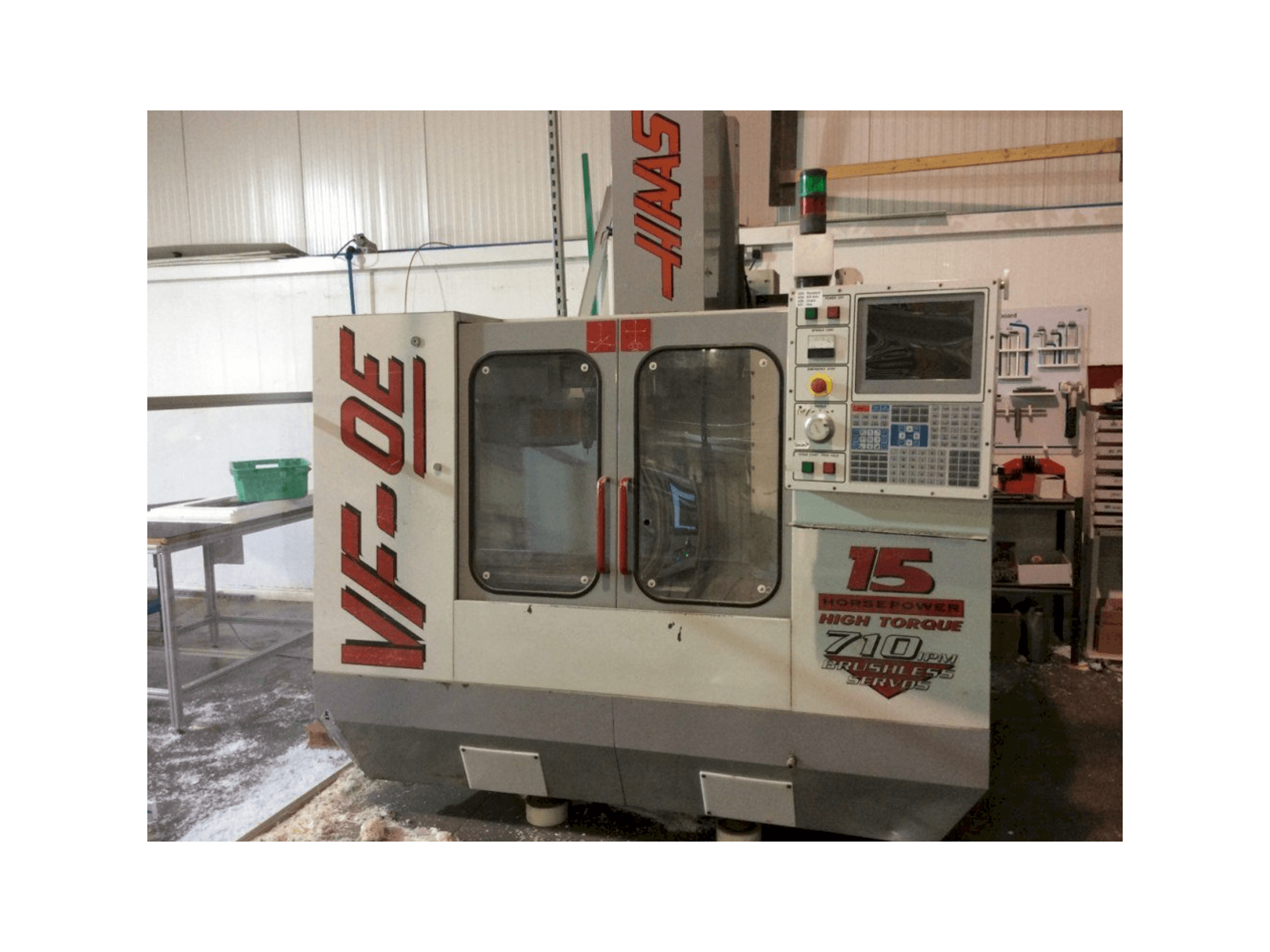 Prikaz stroja HAAS VF-OE sprijeda