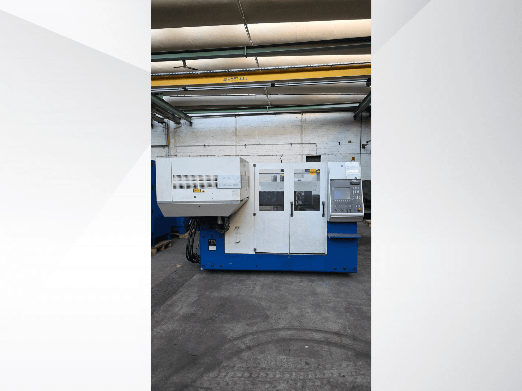 TRUMPF TruLaser 3030 CO2 laserski stroj za rezanje, pogled sprijeda, ima upravljačku ploču i sigurnosna upozorenja na vanjskoj strani.