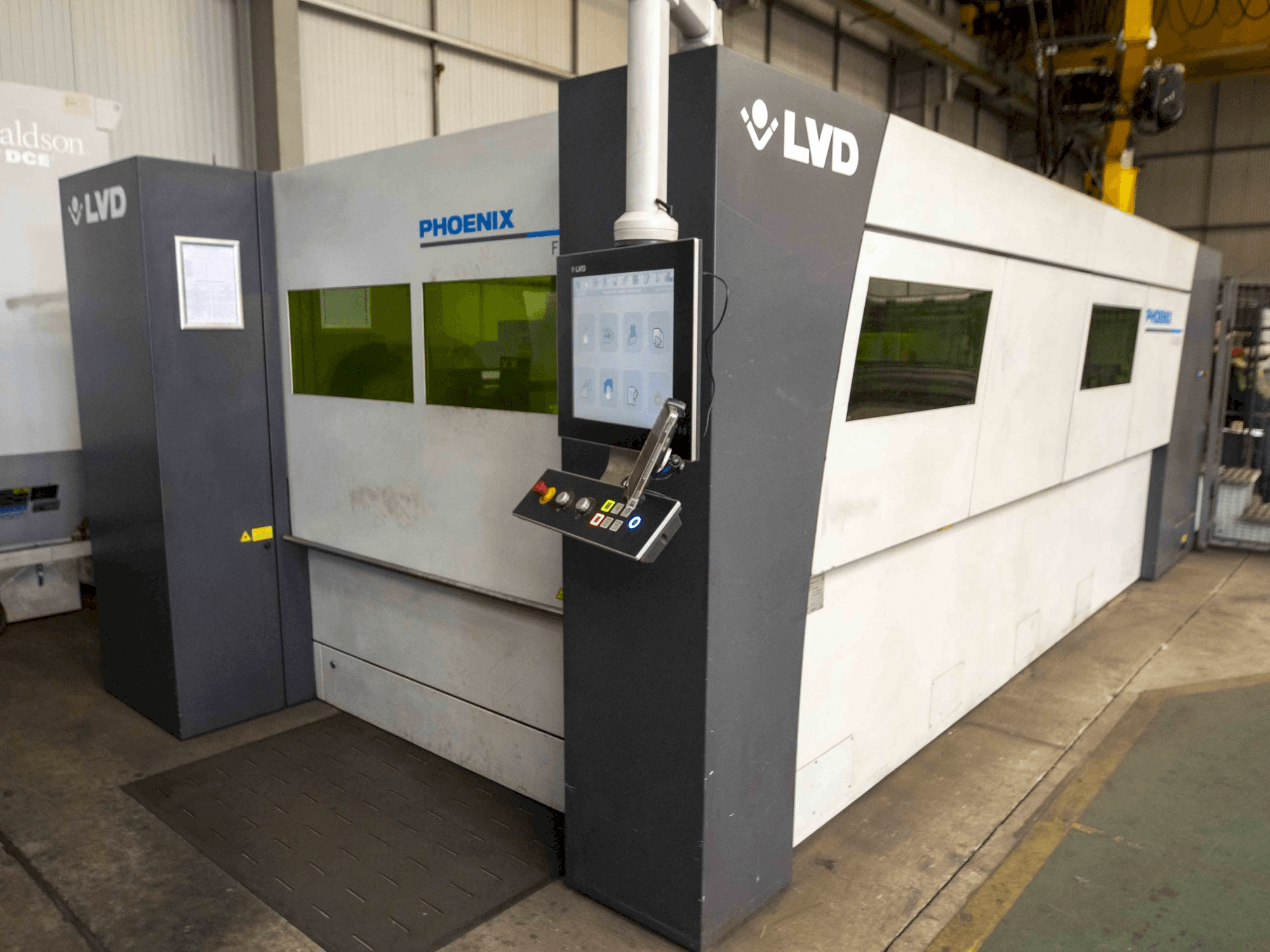 Prikaz stroja LVD sprijeda