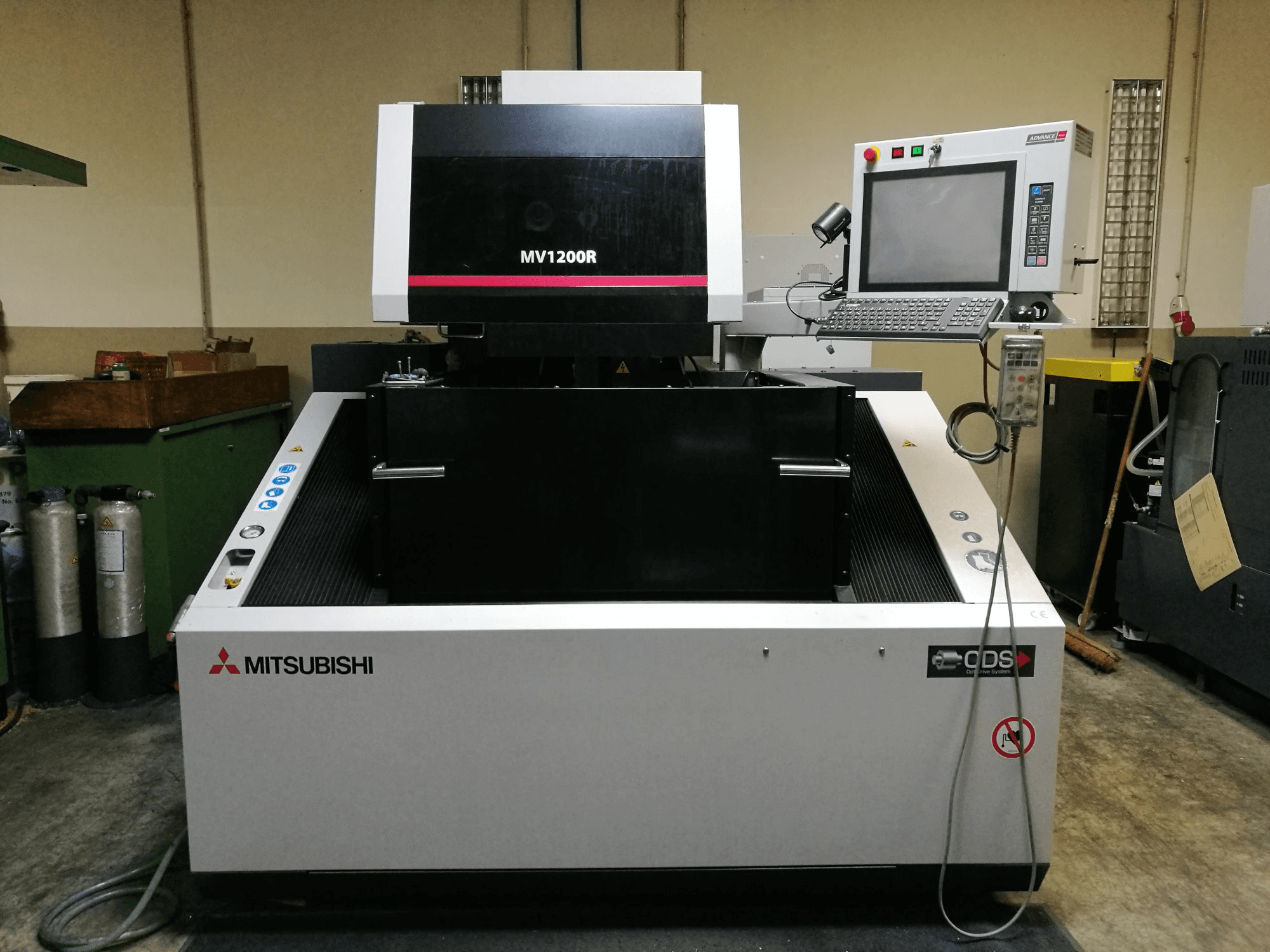 Prikaz stroja Mitsubishi Electric MV1200R sprijeda