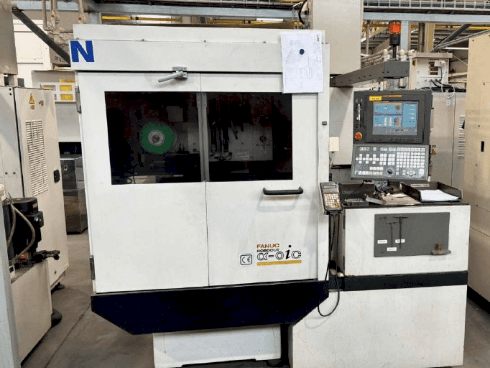 Prikaz stroja FANUC Robocut alpha-0iC sprijeda