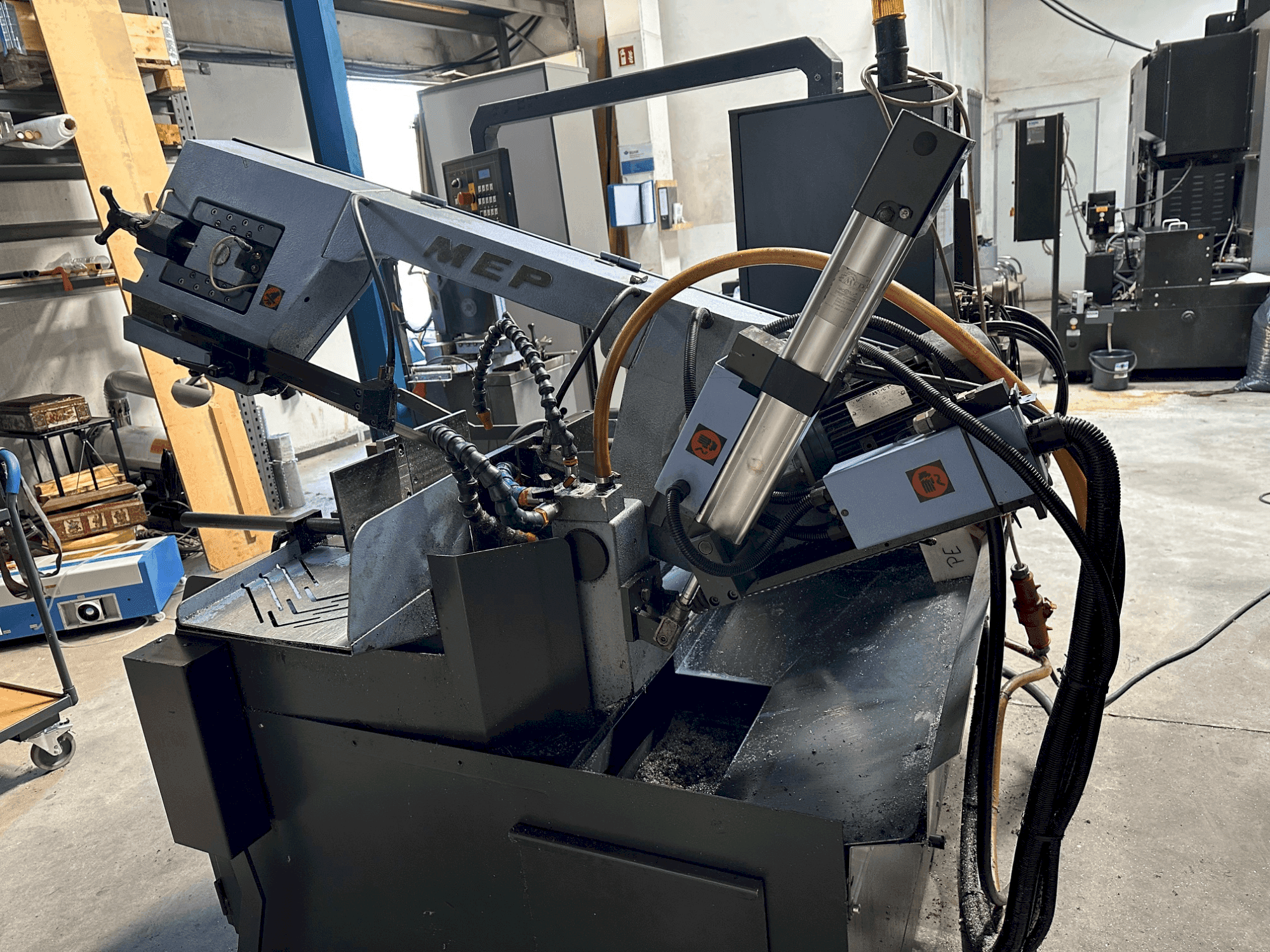 Prikaz stroja MEP SHARK 330 NC eco sprijeda