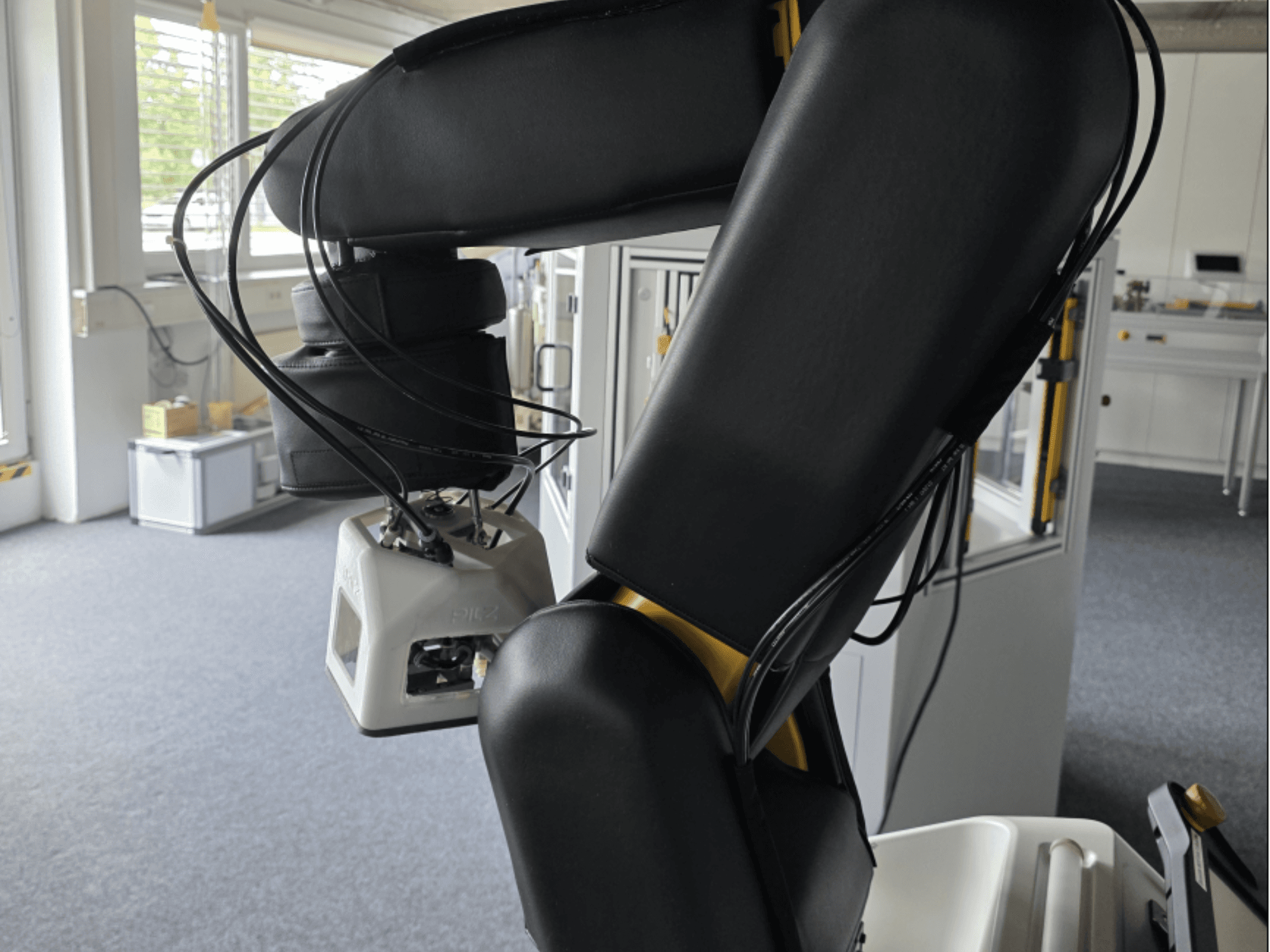 Bočni pogled na kolaborativni robot FANUC LR Mate 200iD/7L, s prikazom ruke i senzora, kabela vidljivih u radioničkom okruženju.