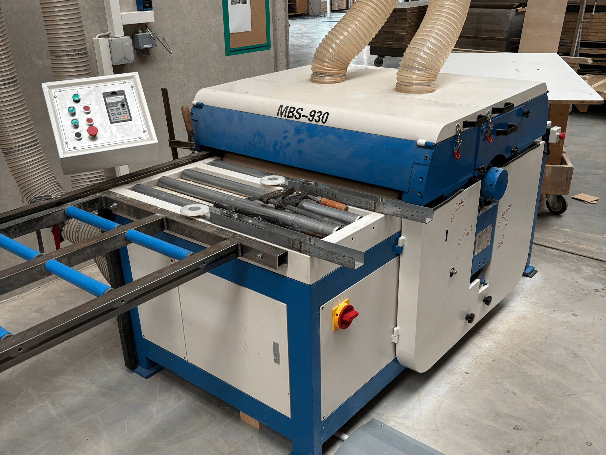 Stroj za obradu drveta MBS-930 s upravljačkom pločom i valjcima, gledan sa strane, s crijevima za usisavanje prašine.