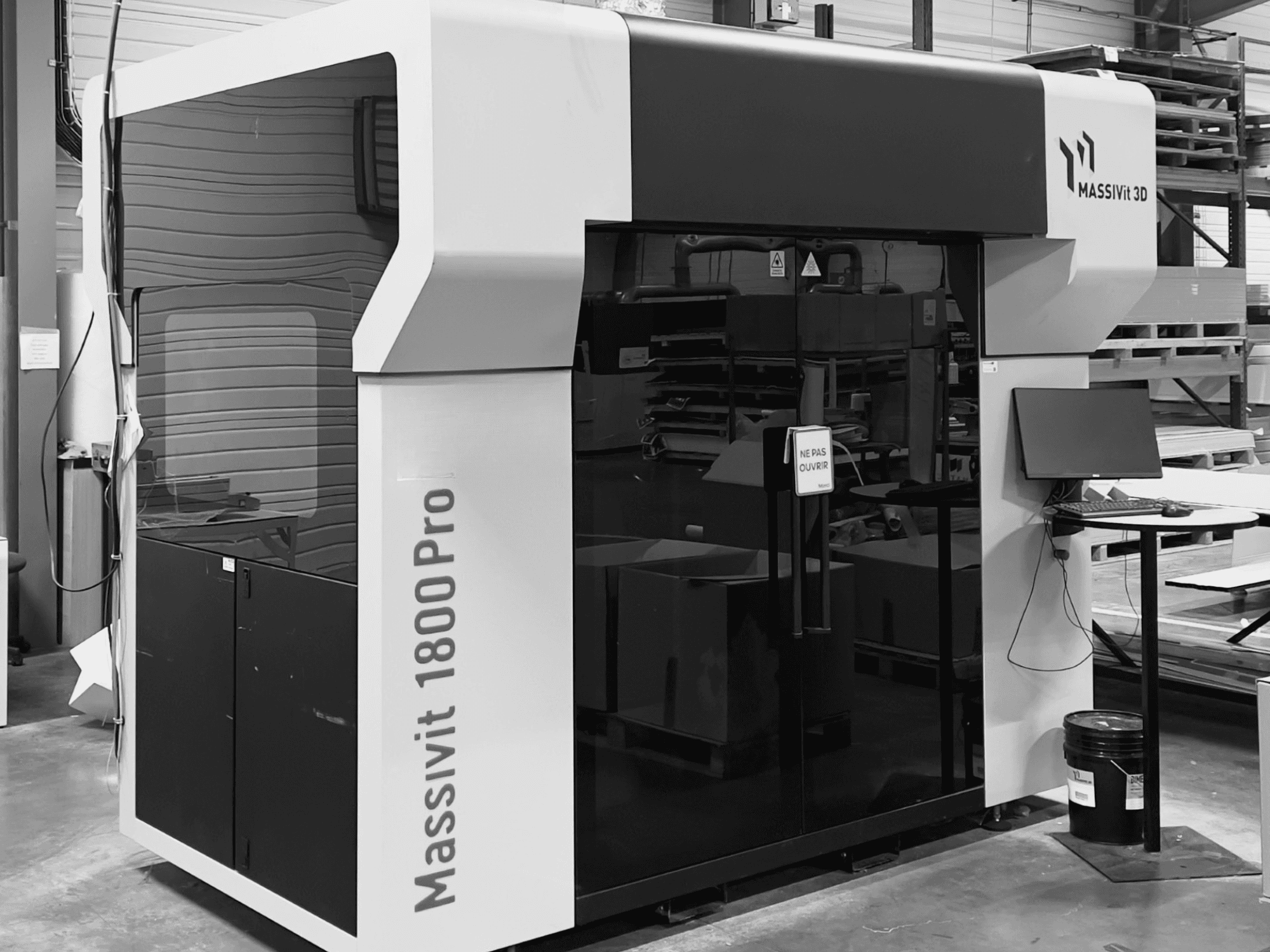 Plastični 3D printer MASSIVIT 1800 PRO u radionici, prednji pogled, s vidljivom računalnom radnom stanicom i upravljačkom pločom.