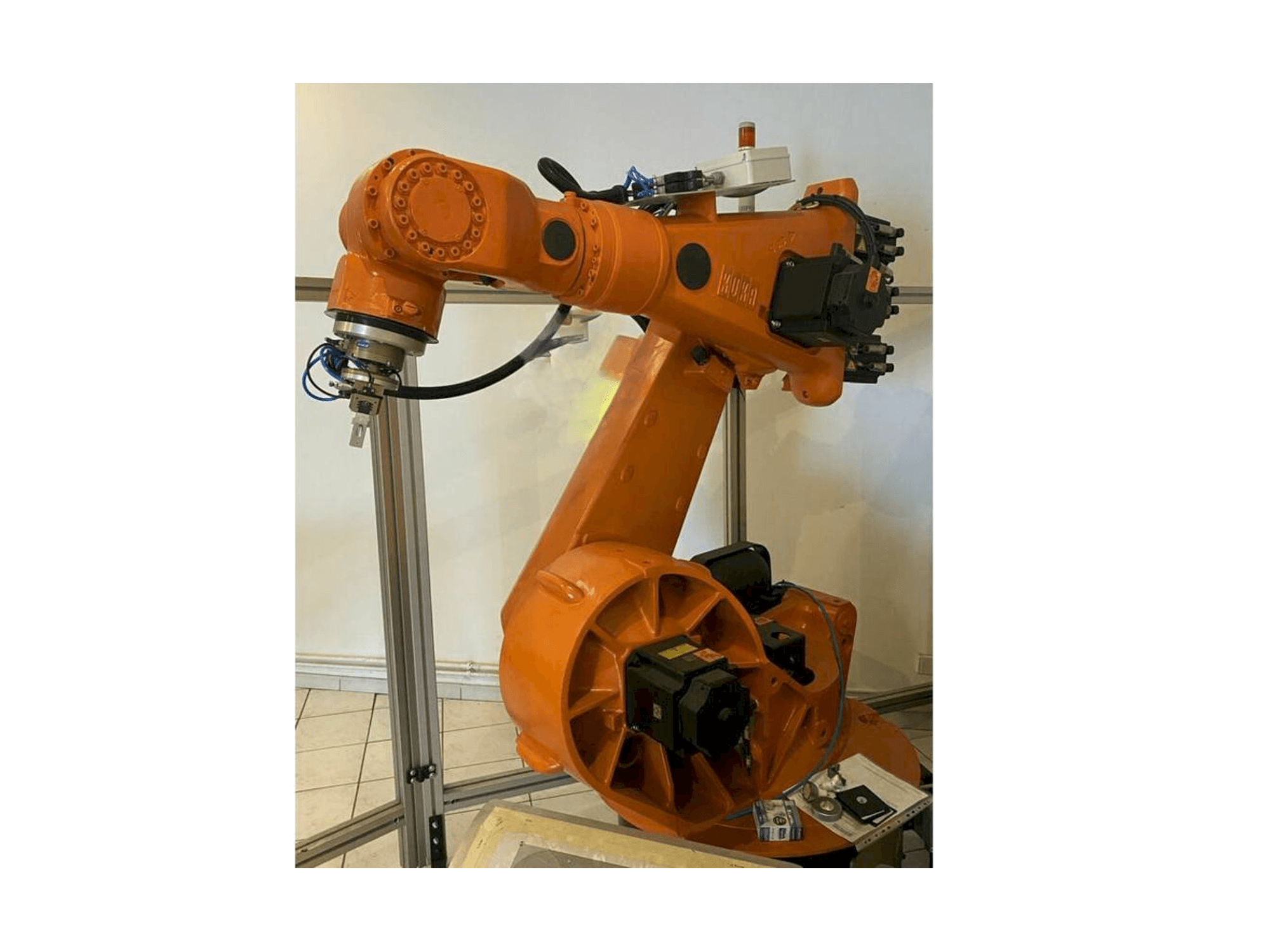 Prikaz stroja KUKA KR150L150SP/2 sprijeda