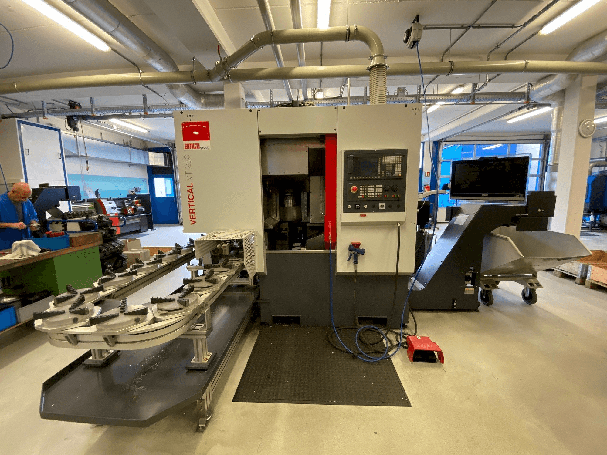 Prikaz stroja EMCO VT250 sprijeda