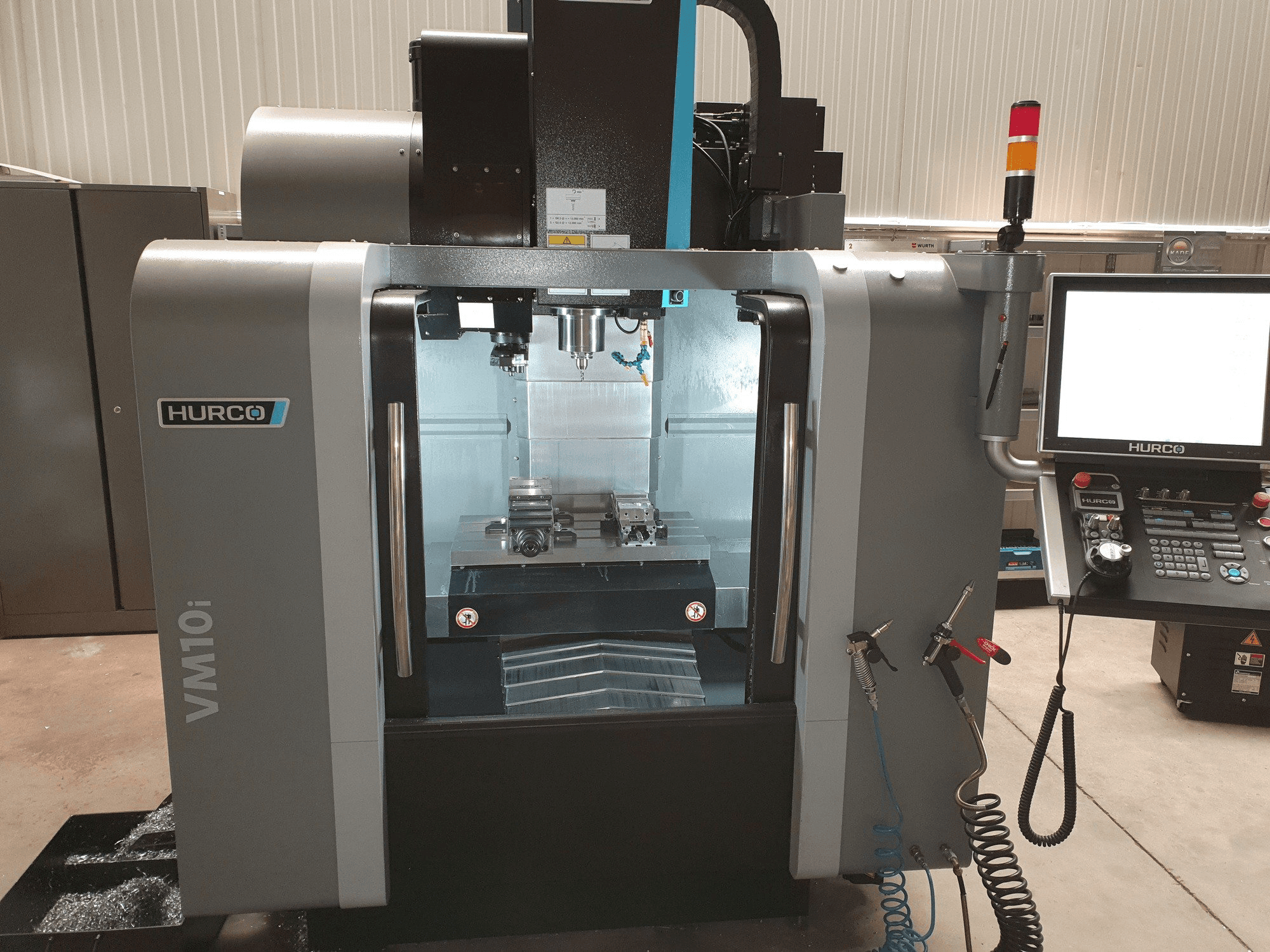 Prikaz stroja Hurco VM10i sprijeda