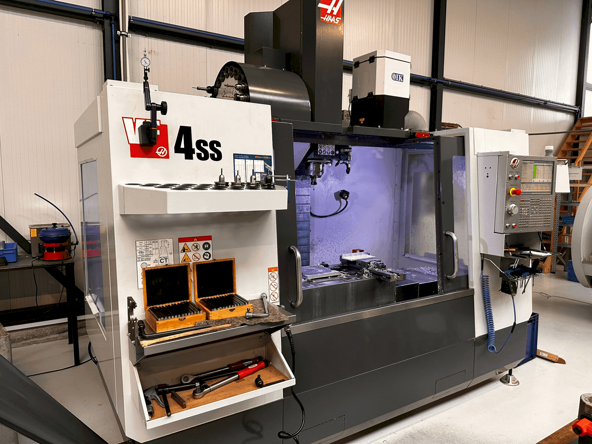 Prikaz stroja HAAS VF-4SS sprijeda